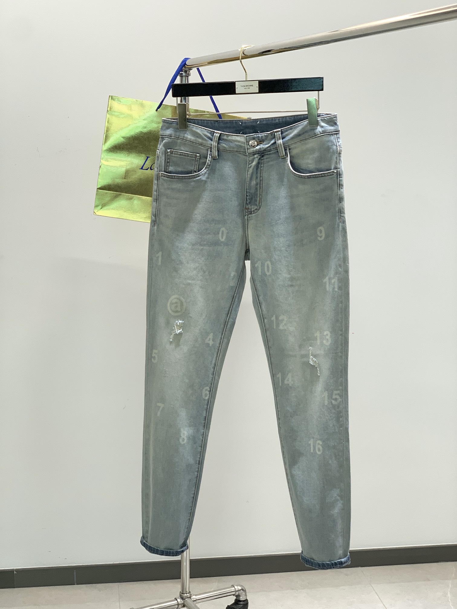 NO:413917,,Maison Margiela, the latest product in spring 2025, available at the counter at the same time, original single product, fashionable casual jeans, comfortable upper body!  It is eye-catching and has highlights. It uses imported original fabrics, top-grade embroidery craft letter pattern logo, original hardware and auxiliary materials decoration, simple but not lacking in fashion, and is very handsome on the upper body!  Number of codes 29-38, no 35,37,,masion margiela,jeans,alexander wang19860909,Maison Margiela马吉拉,2025春季最新品,专柜同步有售,原单狠货,时尚休闲牛仔裤,上身舒适！吸睛而有亮点,采用进口原版面料,顶级刺绣工艺字母图案logo,原版五金辅料装饰,简单而不失时尚,上身帅气十足！码数29-38,无35,37,,masion margiela,jeans,alexander wang,Men's clothing