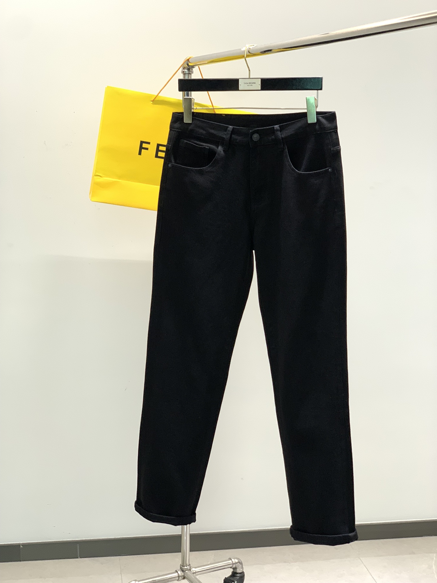NO:413910,,Fendi Fendi, the latest products in spring 2025, available at the counter at the same time, original single-purpose goods, washing casual jeans, imported original washing elastic fabric, comfortable and elastic, top-grade printing craft letter pattern logo, original hardware and auxiliary decoration, unique design, super positive style, extremely high grade, handsome and stylish upper body, 2 colors recommended, 29-38,,fendi,fendi, jeans, alexander wang19860909,Fendi 芬迪,2025春季最新品,专柜同步有售,原单狠货,水洗休闲牛仔裤,进口原版水洗弹力面料,舒适有弹性,顶级印花工艺字母图案logo,原版五金辅料装饰,独特设计,版型超正,档次极高,上身帅气有型,2色推荐,码数29-38,,fendi,fendi,jeans,alexander wang,Men's clothing