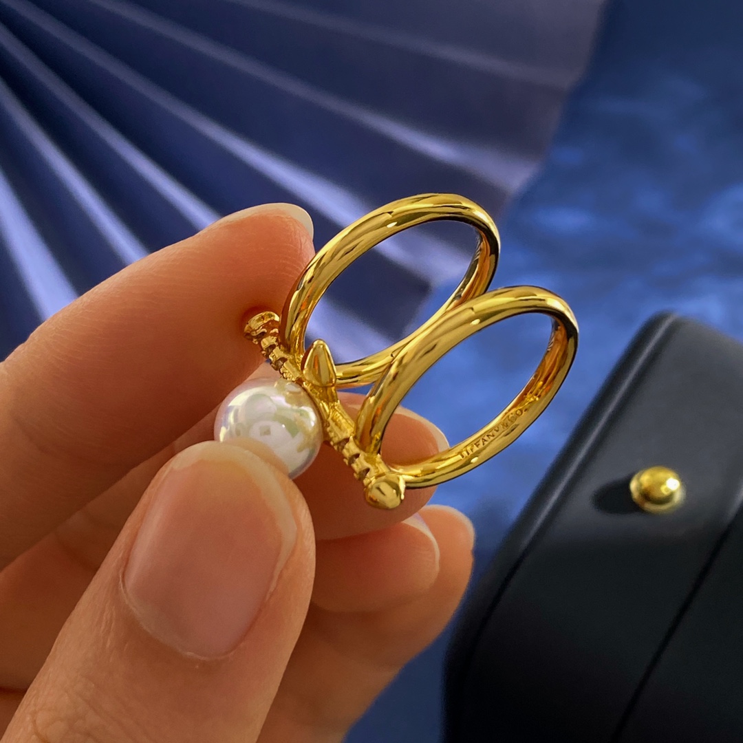 Tiffany & Co. TFN蒂芙妮Tiffany欧美 轻奢镶钻箭头十字架珍珠戒指 黄铜材料 黄金色 重约5.2g