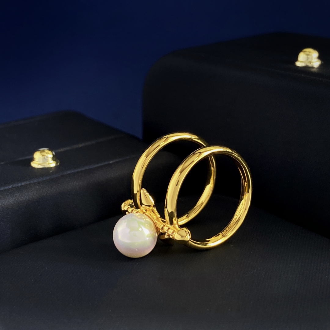 Tiffany & Co. TFN蒂芙妮Tiffany欧美 轻奢镶钻箭头十字架珍珠戒指 黄铜材料 黄金色 重约5.2g