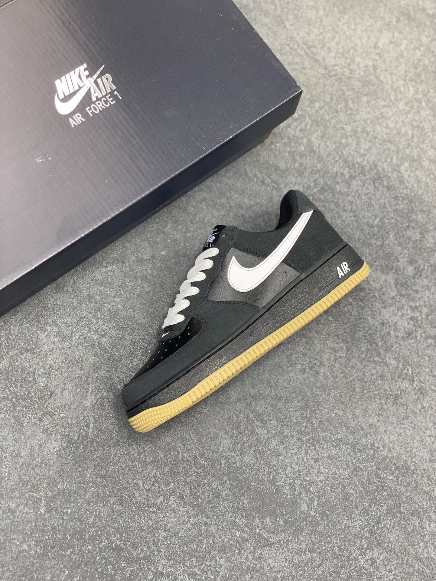 图片[7]-Nike Air Force 1 Low 黑白生胶底 空军一号低帮运动休闲板鞋 原楦头原纸板 打造纯正空军版型#专注外贸渠道 全掌内置蜂窝气垫 #原盒配件 原厂中底钢印、拉帮完美 货号：IB6388-001 尺码：36 36.5 37.5 38 38.5 39 40 40.5 41 42 42.5 43 44 44.5 45-选品中心
