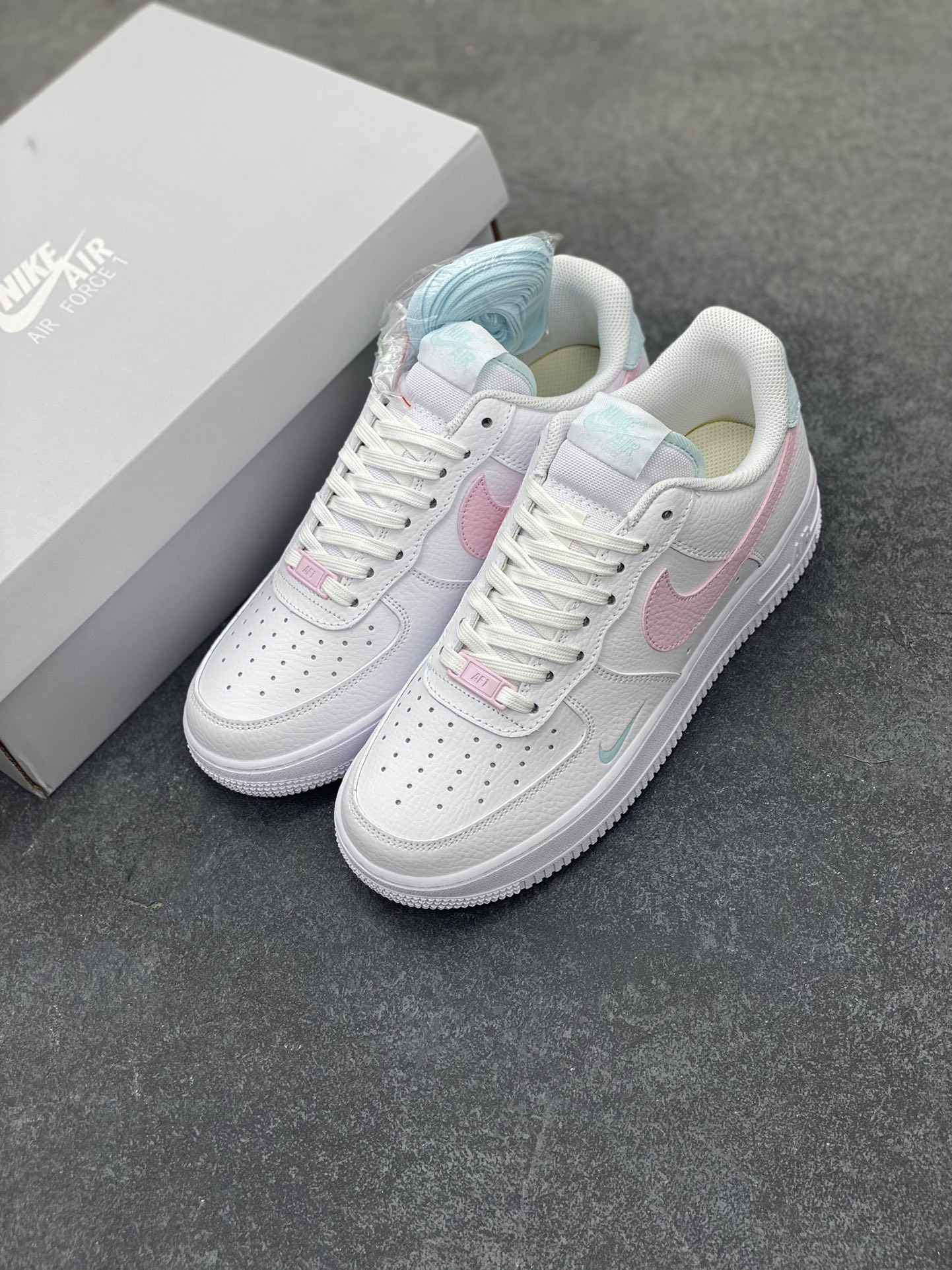 图片[8]-Nk Air Force 1\’07 Low 白粉 空军一号低帮休闲板鞋 原楦头原纸板 打造纯正空军版型#专注外贸渠道 全掌内置蜂窝气垫 #原盒配件 原厂中底钢印、拉帮完美 货号：IH0640-161 尺码：35.5 36 36.5 37.5 38 38.5 39 40 40.5 41 42-选品中心