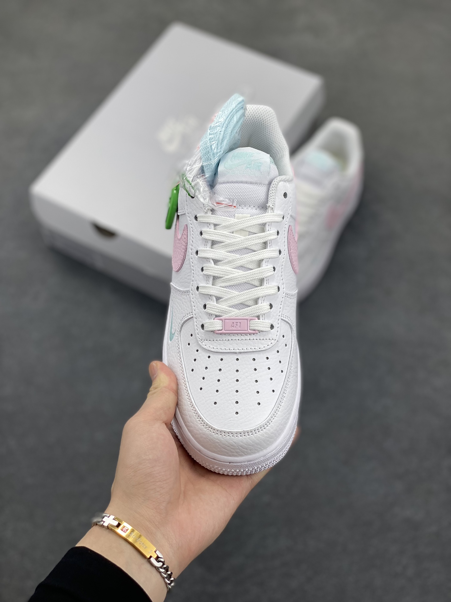 图片[2]-Nk Air Force 1\’07 Low 白粉 空军一号低帮休闲板鞋 原楦头原纸板 打造纯正空军版型#专注外贸渠道 全掌内置蜂窝气垫 #原盒配件 原厂中底钢印、拉帮完美 货号：IH0640-161 尺码：35.5 36 36.5 37.5 38 38.5 39 40 40.5 41 42-选品中心