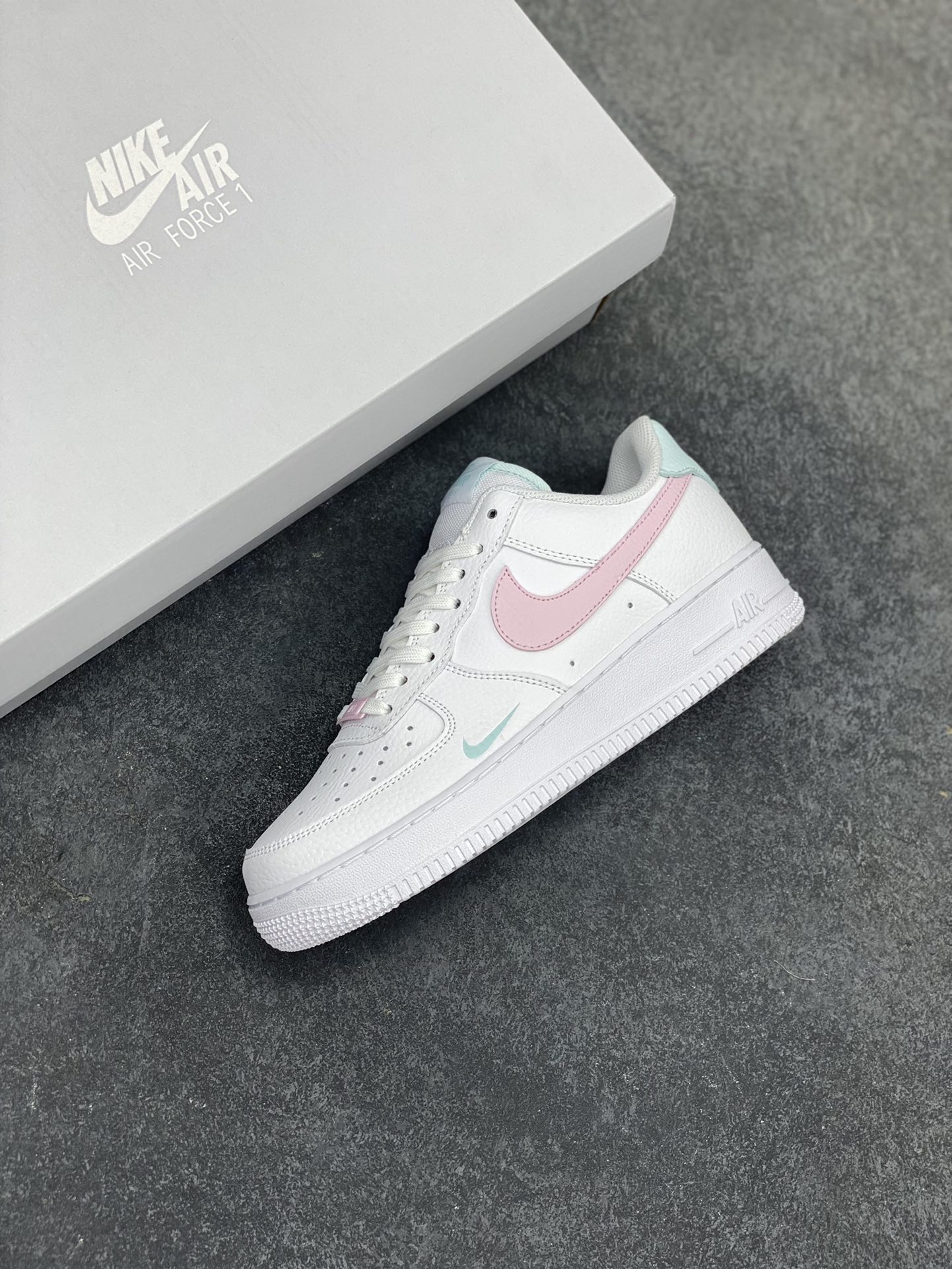 图片[7]-Nk Air Force 1\’07 Low 白粉 空军一号低帮休闲板鞋 原楦头原纸板 打造纯正空军版型#专注外贸渠道 全掌内置蜂窝气垫 #原盒配件 原厂中底钢印、拉帮完美 货号：IH0640-161 尺码：35.5 36 36.5 37.5 38 38.5 39 40 40.5 41 42-选品中心