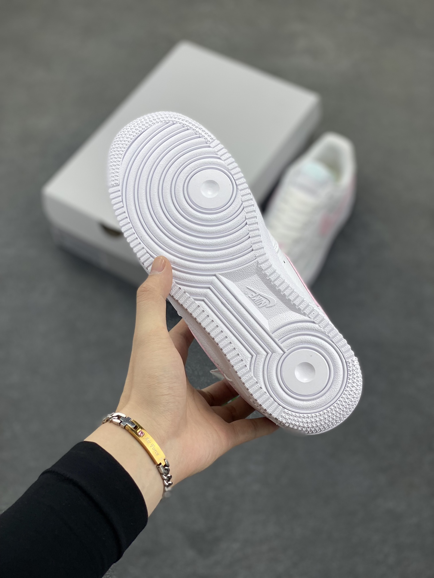 图片[5]-Nk Air Force 1\’07 Low 白粉 空军一号低帮休闲板鞋 原楦头原纸板 打造纯正空军版型#专注外贸渠道 全掌内置蜂窝气垫 #原盒配件 原厂中底钢印、拉帮完美 货号：IH0640-161 尺码：35.5 36 36.5 37.5 38 38.5 39 40 40.5 41 42-选品中心