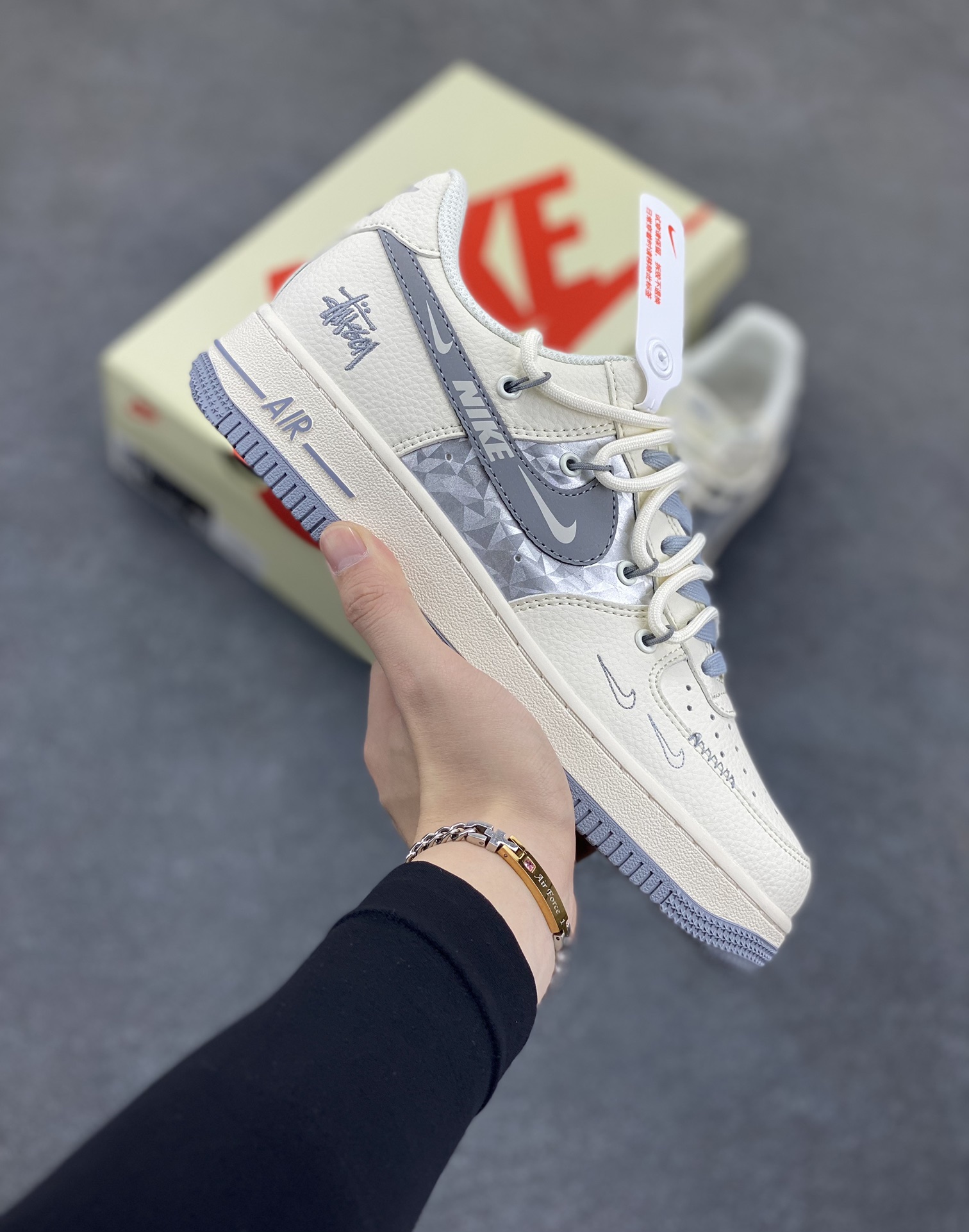 NIke Air Force 1 \’07 Low “斯图西联名——灰钻石抽绳”空军一号 低帮 运动鞋 休闲鞋 折边针车 工艺难度大 原楦头原纸板 原装鞋盒 定制五金配件 内置全掌气垫 原厂鞋底 货号:DM6868-072 尺码:36 36.5 37.5 38 38.5 39 40 40.5 41 42 42.5 43 44 44.5 45-选品中心