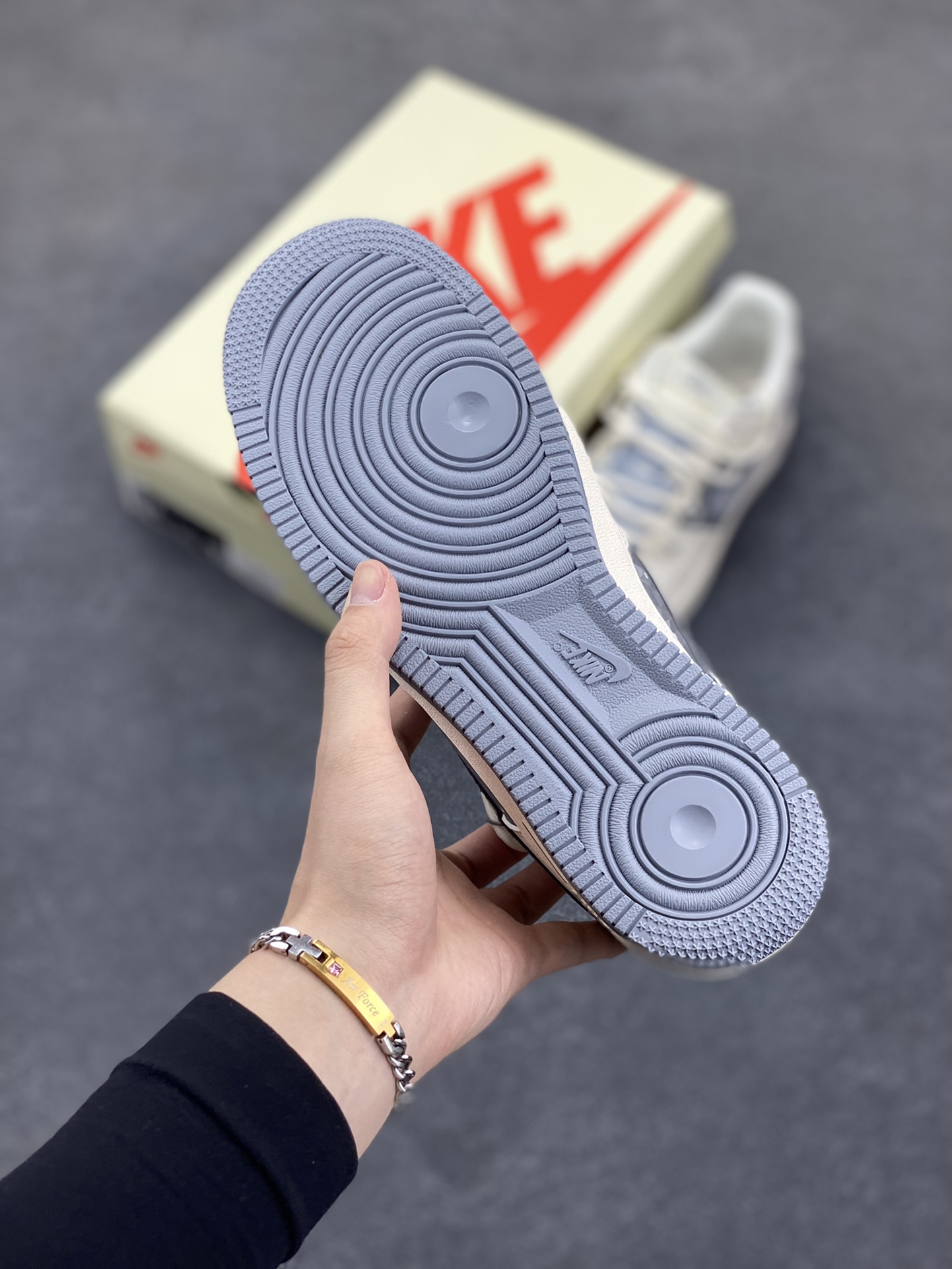 图片[5]-NIke Air Force 1 \’07 Low “斯图西联名——灰钻石抽绳”空军一号 低帮 运动鞋 休闲鞋 折边针车 工艺难度大 原楦头原纸板 原装鞋盒 定制五金配件 内置全掌气垫 原厂鞋底 货号：DM6868-072 尺码：36 36.5 37.5 38 38.5 39 40 40.5 41 42 42.5 43 44 44.5 45-选品中心