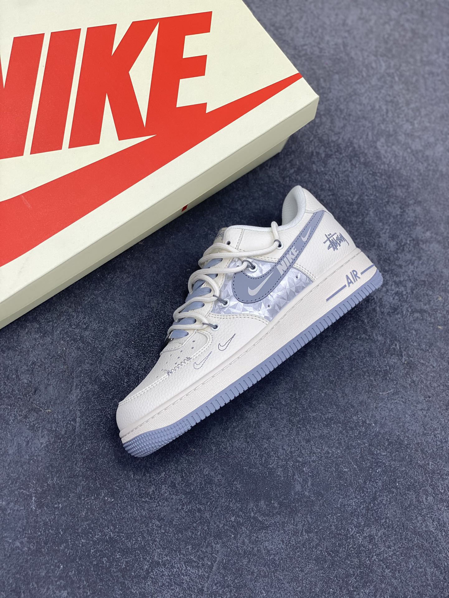 图片[7]-NIke Air Force 1 \’07 Low “斯图西联名——灰钻石抽绳”空军一号 低帮 运动鞋 休闲鞋 折边针车 工艺难度大 原楦头原纸板 原装鞋盒 定制五金配件 内置全掌气垫 原厂鞋底 货号：DM6868-072 尺码：36 36.5 37.5 38 38.5 39 40 40.5 41 42 42.5 43 44 44.5 45-选品中心