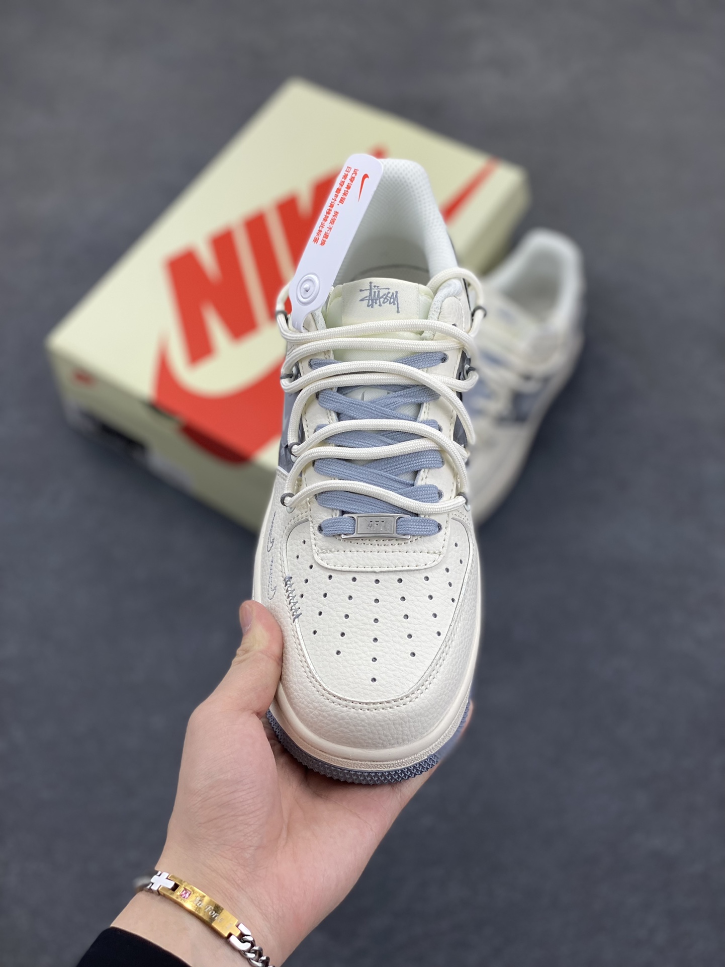 图片[2]-NIke Air Force 1 \’07 Low “斯图西联名——灰钻石抽绳”空军一号 低帮 运动鞋 休闲鞋 折边针车 工艺难度大 原楦头原纸板 原装鞋盒 定制五金配件 内置全掌气垫 原厂鞋底 货号：DM6868-072 尺码：36 36.5 37.5 38 38.5 39 40 40.5 41 42 42.5 43 44 44.5 45-选品中心