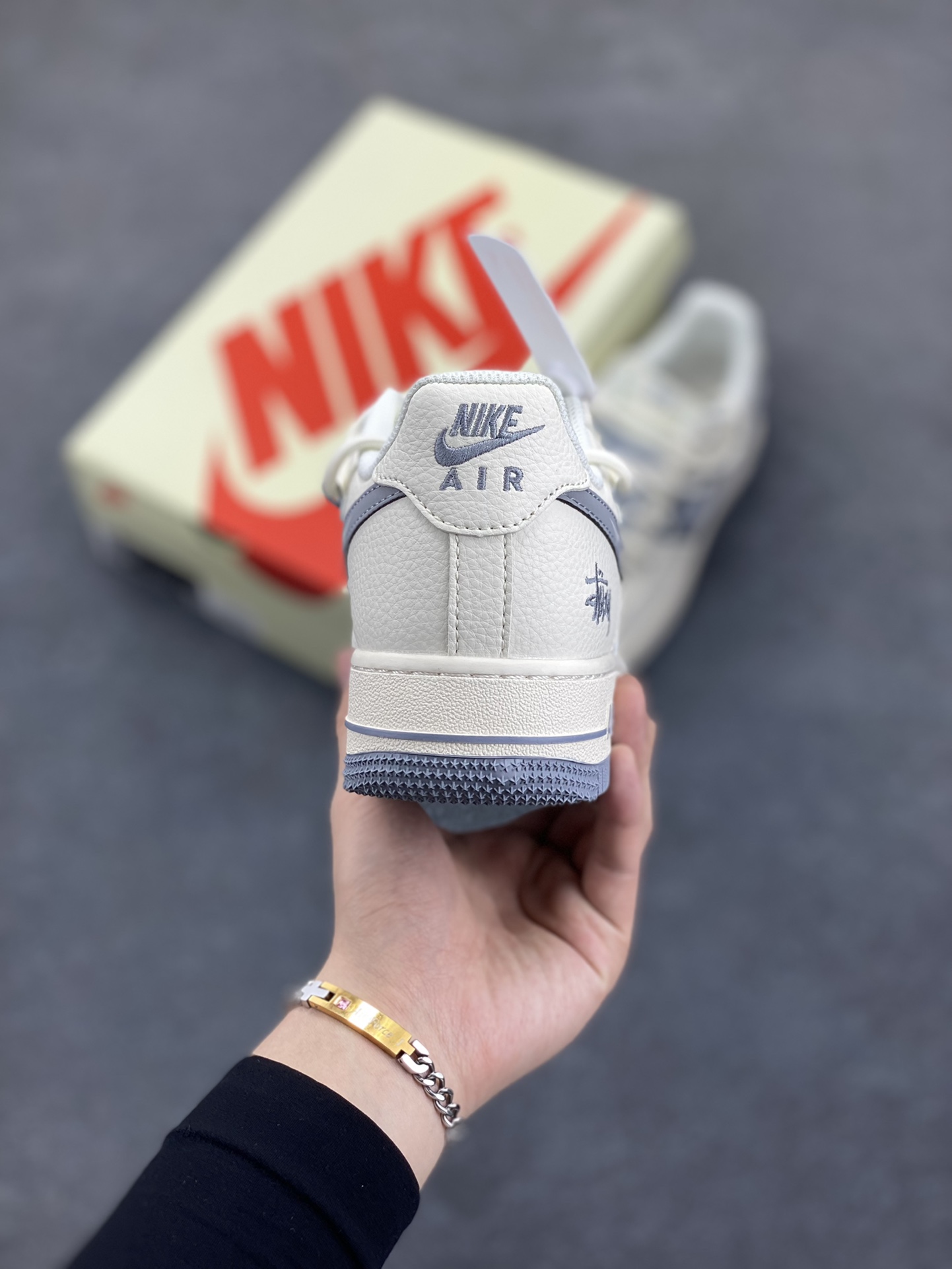 图片[4]-NIke Air Force 1 \’07 Low “斯图西联名——灰钻石抽绳”空军一号 低帮 运动鞋 休闲鞋 折边针车 工艺难度大 原楦头原纸板 原装鞋盒 定制五金配件 内置全掌气垫 原厂鞋底 货号：DM6868-072 尺码：36 36.5 37.5 38 38.5 39 40 40.5 41 42 42.5 43 44 44.5 45-选品中心