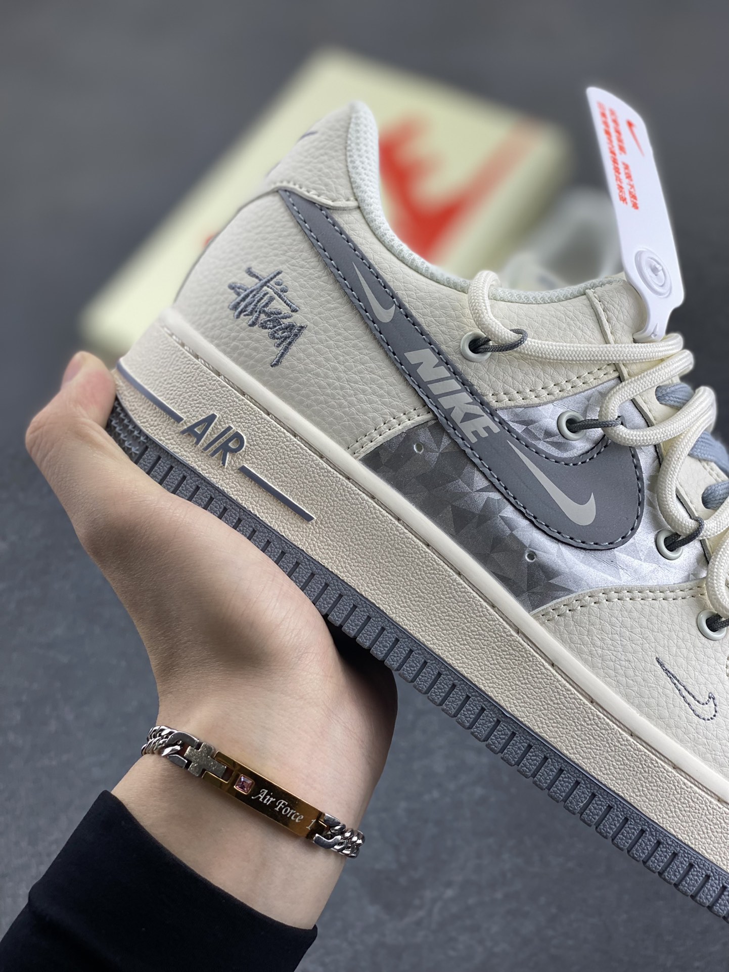 图片[6]-NIke Air Force 1 \’07 Low “斯图西联名——灰钻石抽绳”空军一号 低帮 运动鞋 休闲鞋 折边针车 工艺难度大 原楦头原纸板 原装鞋盒 定制五金配件 内置全掌气垫 原厂鞋底 货号：DM6868-072 尺码：36 36.5 37.5 38 38.5 39 40 40.5 41 42 42.5 43 44 44.5 45-选品中心
