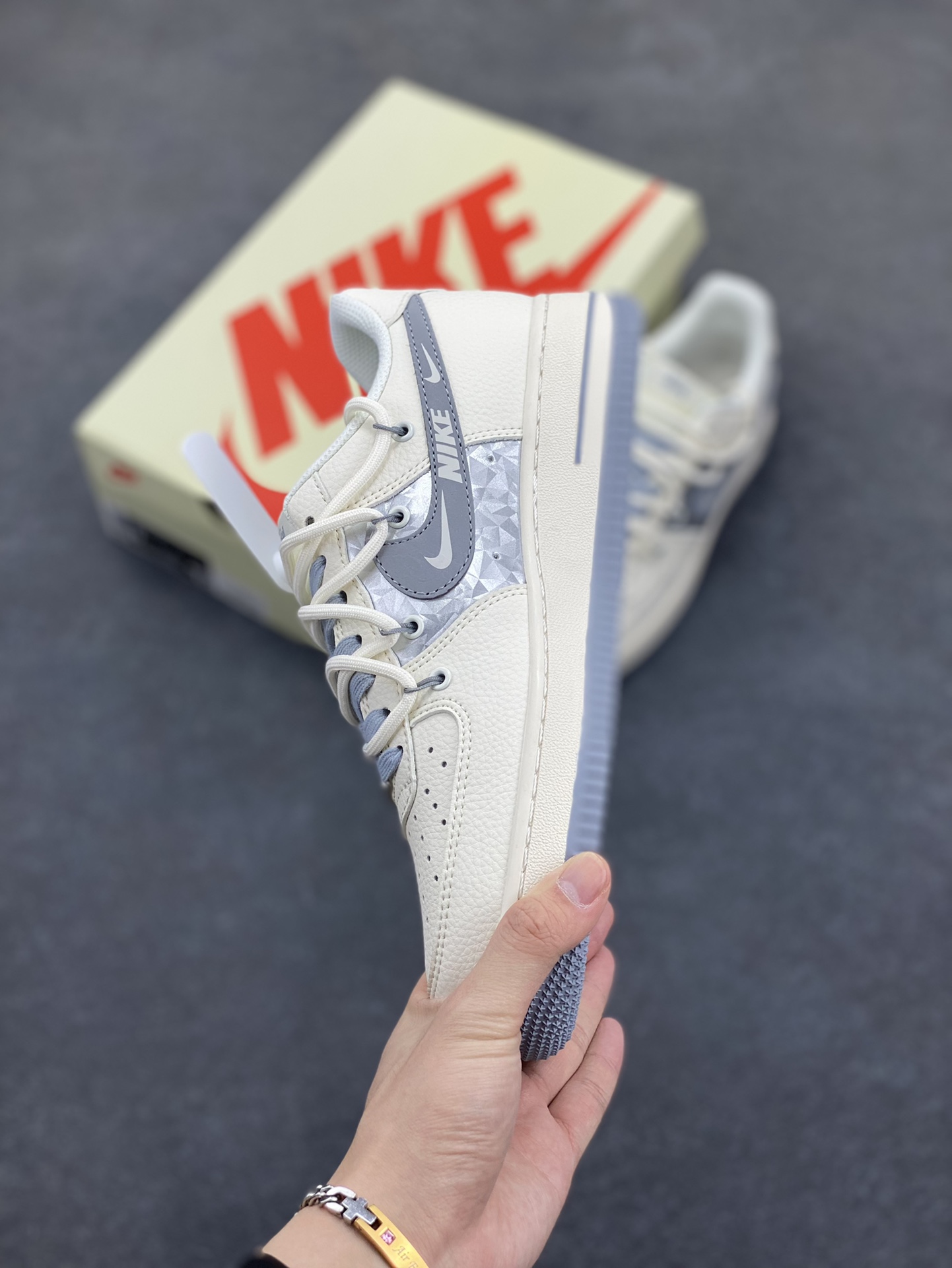 图片[3]-NIke Air Force 1 \’07 Low “斯图西联名——灰钻石抽绳”空军一号 低帮 运动鞋 休闲鞋 折边针车 工艺难度大 原楦头原纸板 原装鞋盒 定制五金配件 内置全掌气垫 原厂鞋底 货号：DM6868-072 尺码：36 36.5 37.5 38 38.5 39 40 40.5 41 42 42.5 43 44 44.5 45-选品中心