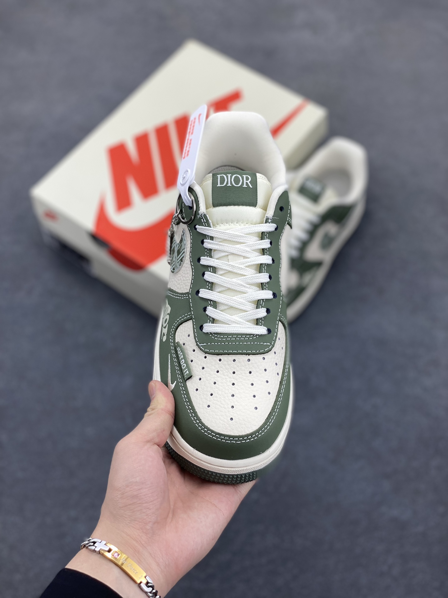 图片[2]-NIke Air Force 1 \’07 Low “迪奥联名——深绿花勾”空军一号 低帮 运动鞋 休闲鞋 折边针车 工艺难度大 原楦头原纸板 原装鞋盒 定制五金配件 内置全掌气垫 原厂鞋底 货号：KK1988-081 尺码：36 36.5 37.5 38 38.5 39 40 40.5 41 42 42.5 43 44 44.5 45-选品中心