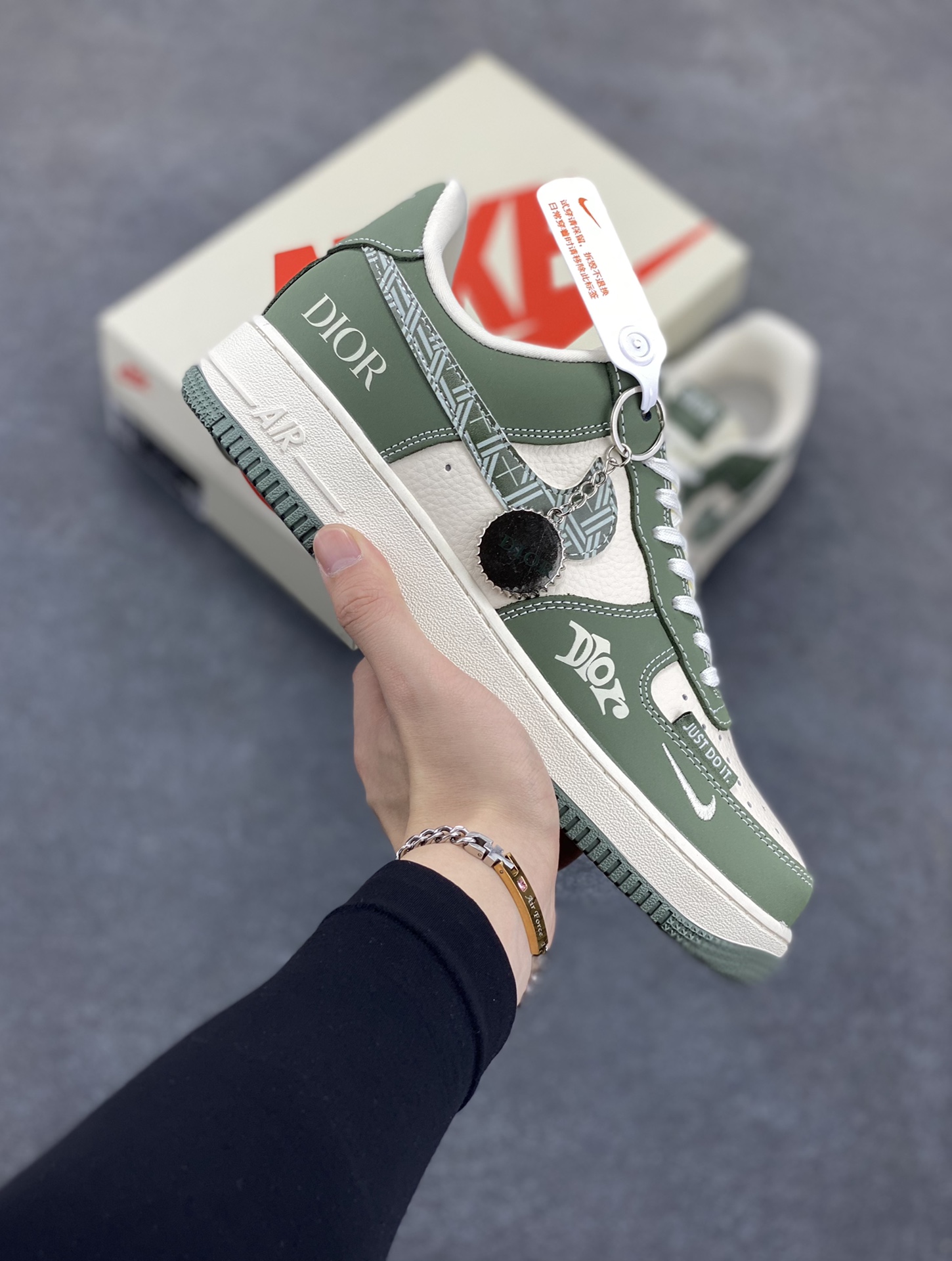 NIke Air Force 1 \'07 Low “迪奥联名——深绿花勾”空军一号 低帮 运动鞋 休闲鞋 折边针车 工艺难度大 原楦头原纸板 原装鞋盒 定制五金配件 内置全掌气垫 原厂鞋底 货号：KK1988-081 尺码：36 36.5 37.5 38 38.5 39 40 40.5 41 42 42.5 43 44 44.5 45-选品中心