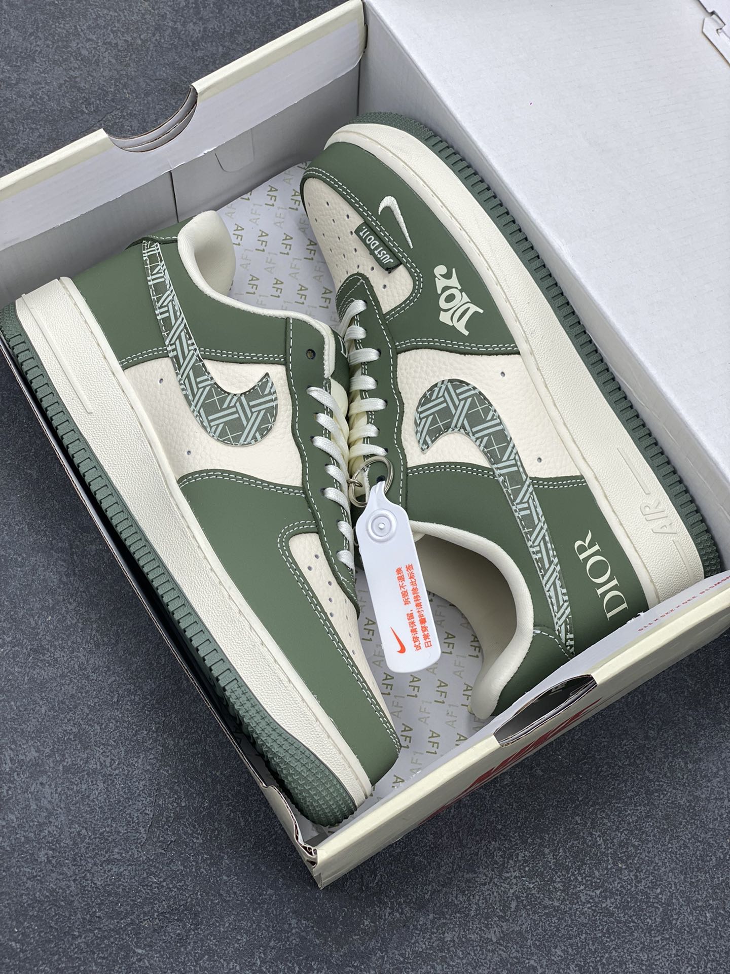 图片[9]-NIke Air Force 1 \’07 Low “迪奥联名——深绿花勾”空军一号 低帮 运动鞋 休闲鞋 折边针车 工艺难度大 原楦头原纸板 原装鞋盒 定制五金配件 内置全掌气垫 原厂鞋底 货号：KK1988-081 尺码：36 36.5 37.5 38 38.5 39 40 40.5 41 42 42.5 43 44 44.5 45-选品中心