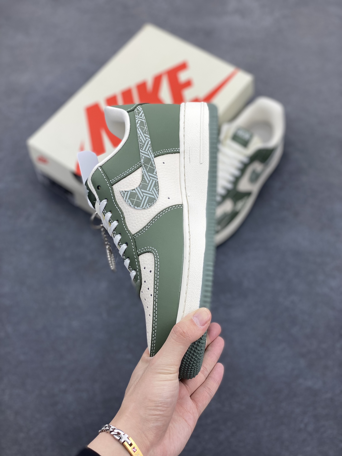 图片[3]-NIke Air Force 1 \’07 Low “迪奥联名——深绿花勾”空军一号 低帮 运动鞋 休闲鞋 折边针车 工艺难度大 原楦头原纸板 原装鞋盒 定制五金配件 内置全掌气垫 原厂鞋底 货号：KK1988-081 尺码：36 36.5 37.5 38 38.5 39 40 40.5 41 42 42.5 43 44 44.5 45-选品中心