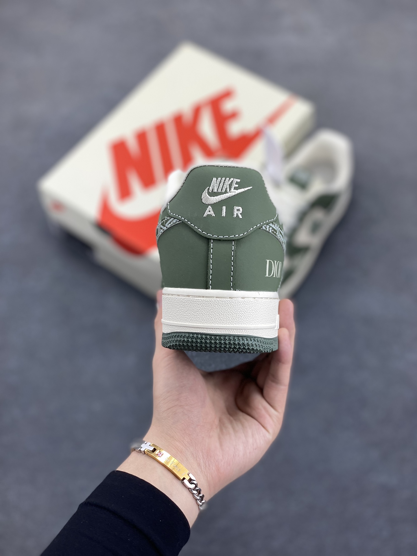 图片[4]-NIke Air Force 1 \’07 Low “迪奥联名——深绿花勾”空军一号 低帮 运动鞋 休闲鞋 折边针车 工艺难度大 原楦头原纸板 原装鞋盒 定制五金配件 内置全掌气垫 原厂鞋底 货号：KK1988-081 尺码：36 36.5 37.5 38 38.5 39 40 40.5 41 42 42.5 43 44 44.5 45-选品中心