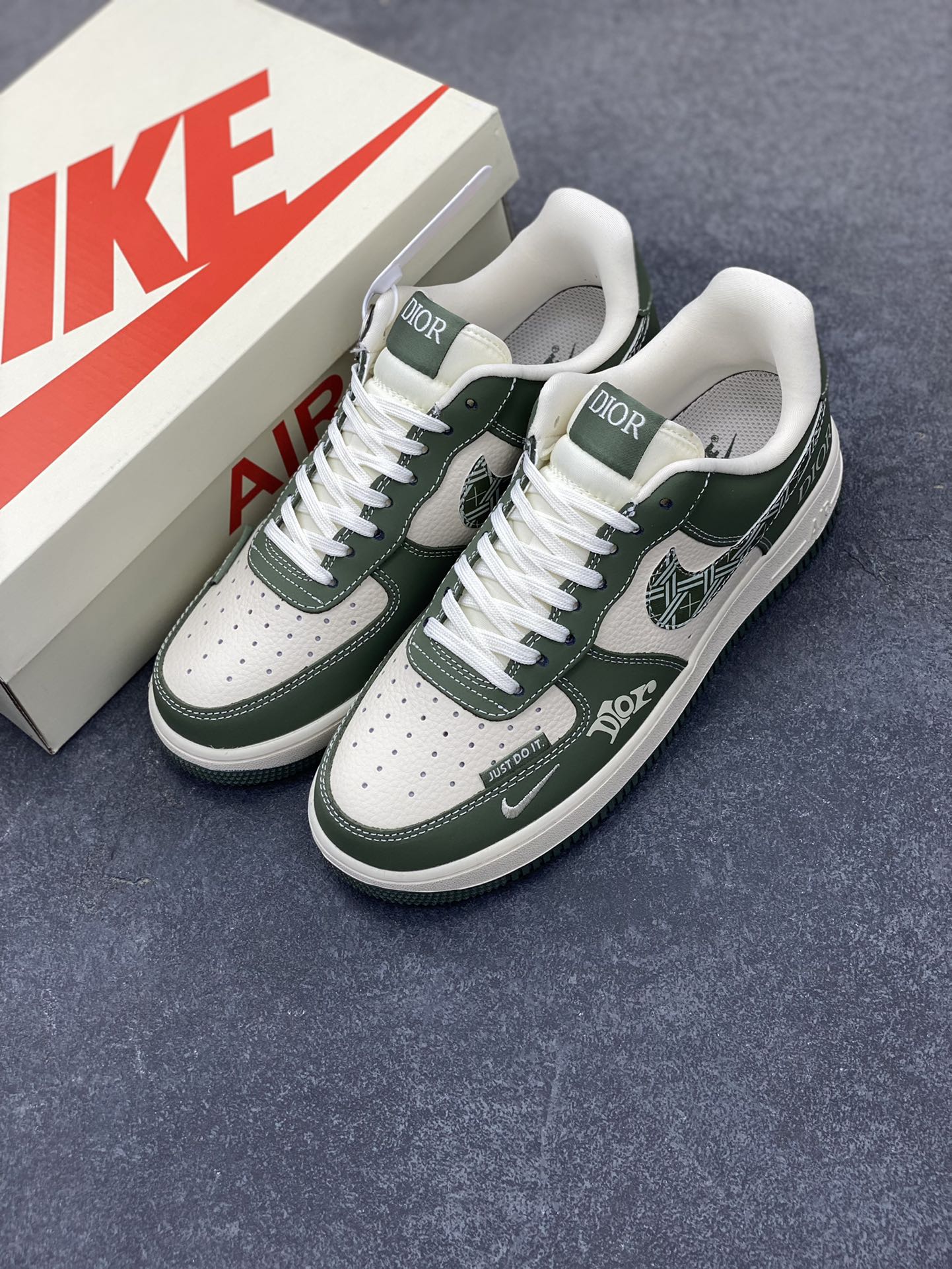 图片[8]-NIke Air Force 1 \’07 Low “迪奥联名——深绿花勾”空军一号 低帮 运动鞋 休闲鞋 折边针车 工艺难度大 原楦头原纸板 原装鞋盒 定制五金配件 内置全掌气垫 原厂鞋底 货号：KK1988-081 尺码：36 36.5 37.5 38 38.5 39 40 40.5 41 42 42.5 43 44 44.5 45-选品中心