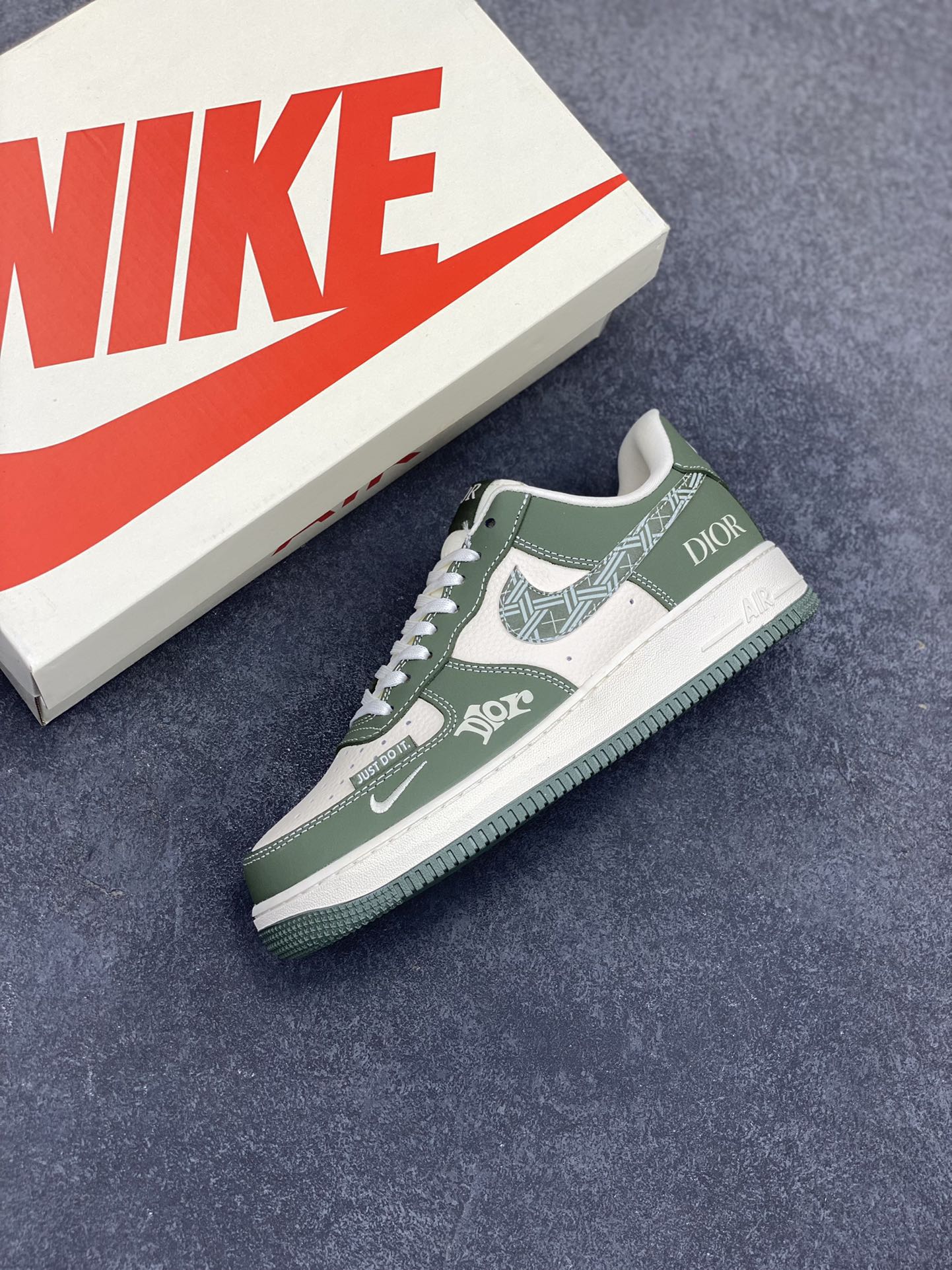 图片[7]-NIke Air Force 1 \’07 Low “迪奥联名——深绿花勾”空军一号 低帮 运动鞋 休闲鞋 折边针车 工艺难度大 原楦头原纸板 原装鞋盒 定制五金配件 内置全掌气垫 原厂鞋底 货号：KK1988-081 尺码：36 36.5 37.5 38 38.5 39 40 40.5 41 42 42.5 43 44 44.5 45-选品中心