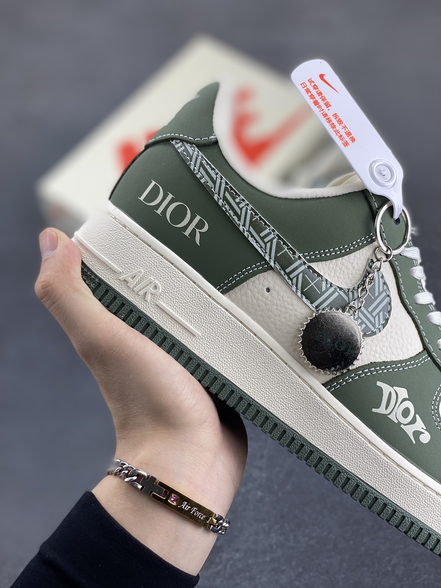 图片[6]-NIke Air Force 1 \’07 Low “迪奥联名——深绿花勾”空军一号 低帮 运动鞋 休闲鞋 折边针车 工艺难度大 原楦头原纸板 原装鞋盒 定制五金配件 内置全掌气垫 原厂鞋底 货号：KK1988-081 尺码：36 36.5 37.5 38 38.5 39 40 40.5 41 42 42.5 43 44 44.5 45-选品中心