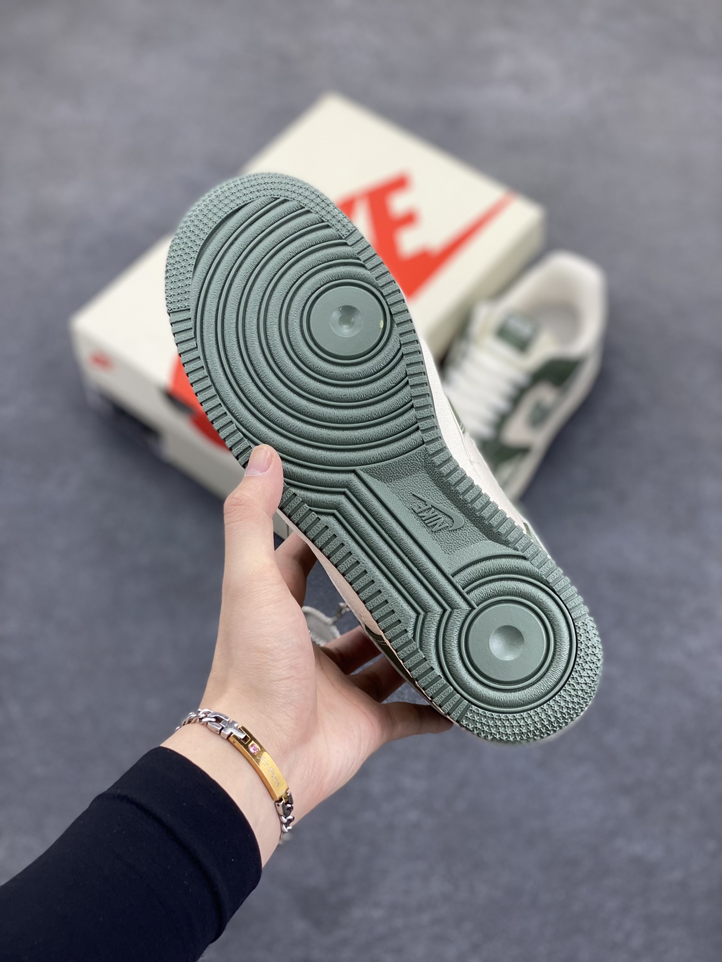 图片[5]-NIke Air Force 1 \’07 Low “迪奥联名——深绿花勾”空军一号 低帮 运动鞋 休闲鞋 折边针车 工艺难度大 原楦头原纸板 原装鞋盒 定制五金配件 内置全掌气垫 原厂鞋底 货号：KK1988-081 尺码：36 36.5 37.5 38 38.5 39 40 40.5 41 42 42.5 43 44 44.5 45-选品中心