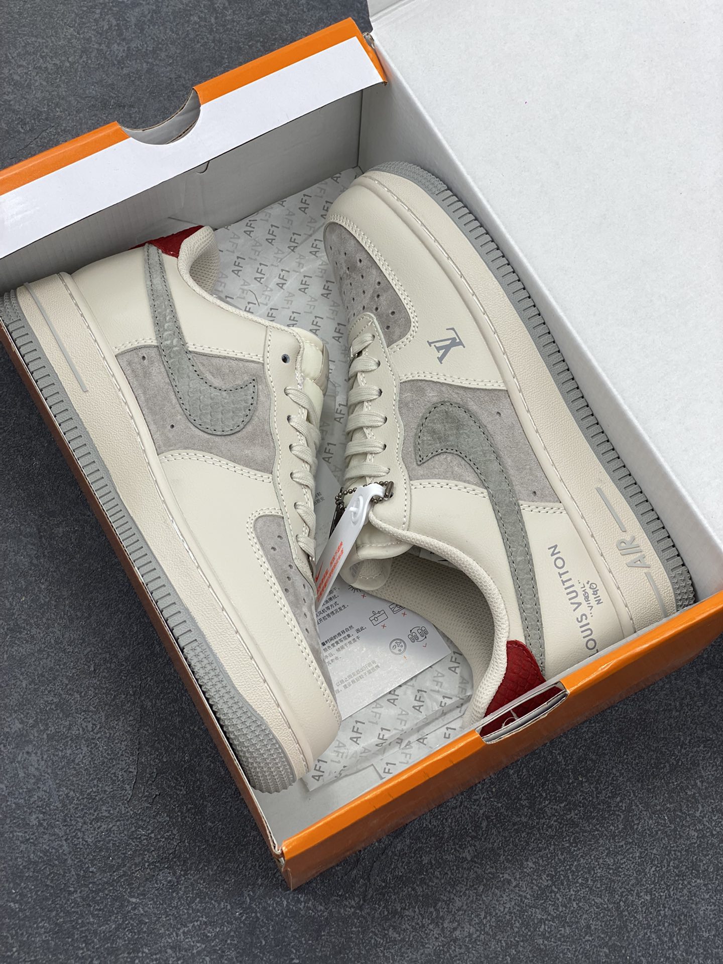 图片[9]-NIke Air Force 1 \’07 Low “LV联名——米灰蛇鳞勾”空军一号 低帮 运动鞋 休闲鞋 折边针车 工艺难度大 原楦头原纸板 原装鞋盒 定制五金配件 内置全掌气垫 原厂鞋底 货号：XX3168-130 尺码：36 36.5 37.5 38 38.5 39 40 40.5 41 42 42.5 43 44 44.5 45-选品中心