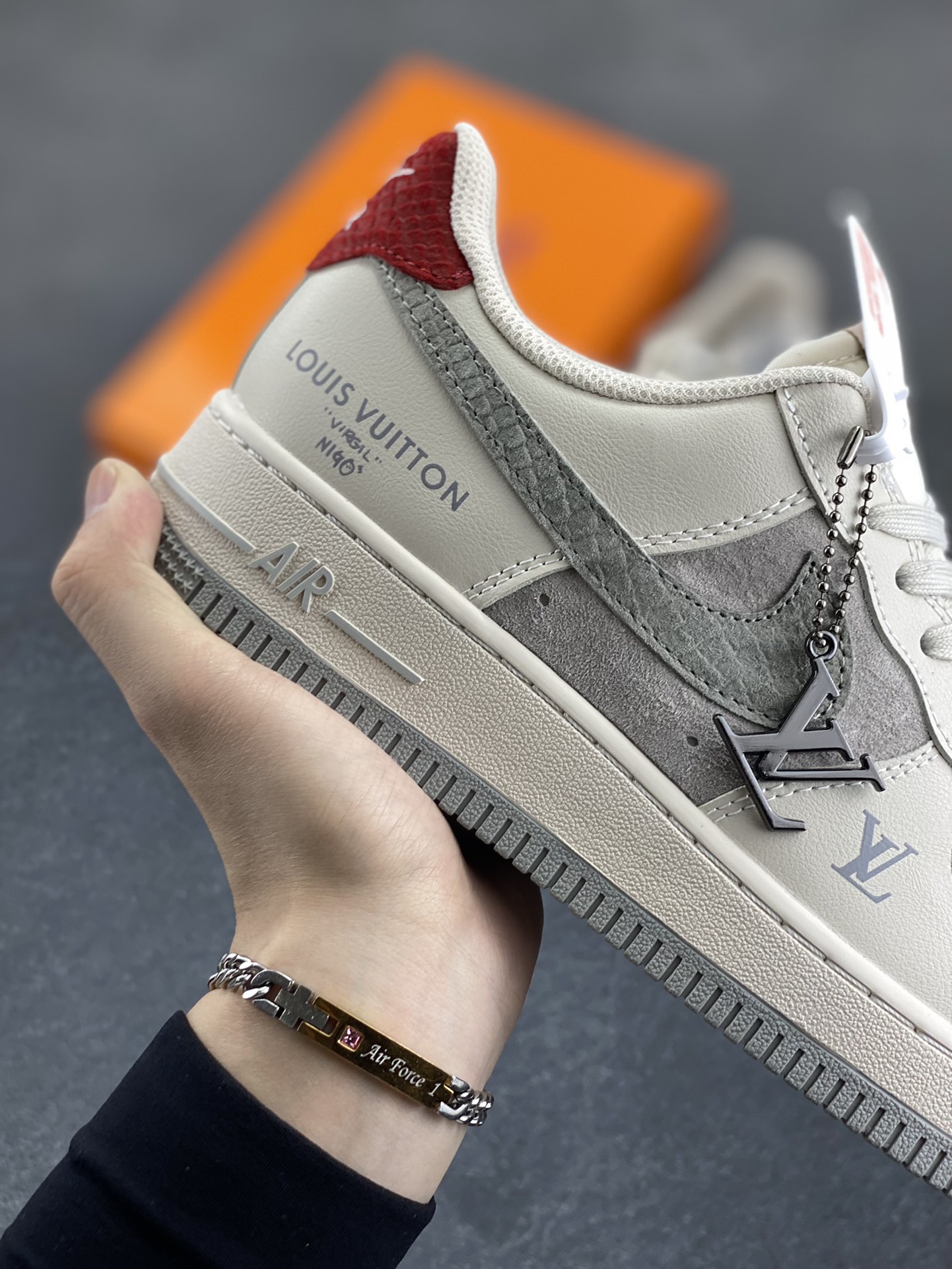 图片[6]-NIke Air Force 1 \’07 Low “LV联名——米灰蛇鳞勾”空军一号 低帮 运动鞋 休闲鞋 折边针车 工艺难度大 原楦头原纸板 原装鞋盒 定制五金配件 内置全掌气垫 原厂鞋底 货号：XX3168-130 尺码：36 36.5 37.5 38 38.5 39 40 40.5 41 42 42.5 43 44 44.5 45-选品中心