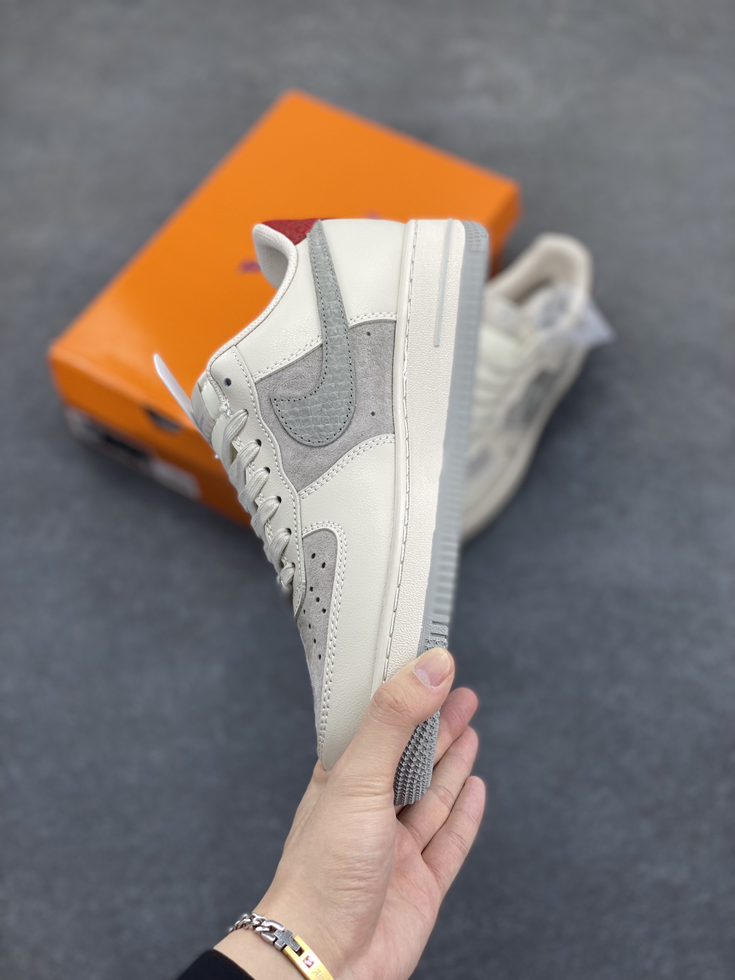 图片[3]-NIke Air Force 1 \’07 Low “LV联名——米灰蛇鳞勾”空军一号 低帮 运动鞋 休闲鞋 折边针车 工艺难度大 原楦头原纸板 原装鞋盒 定制五金配件 内置全掌气垫 原厂鞋底 货号：XX3168-130 尺码：36 36.5 37.5 38 38.5 39 40 40.5 41 42 42.5 43 44 44.5 45-选品中心