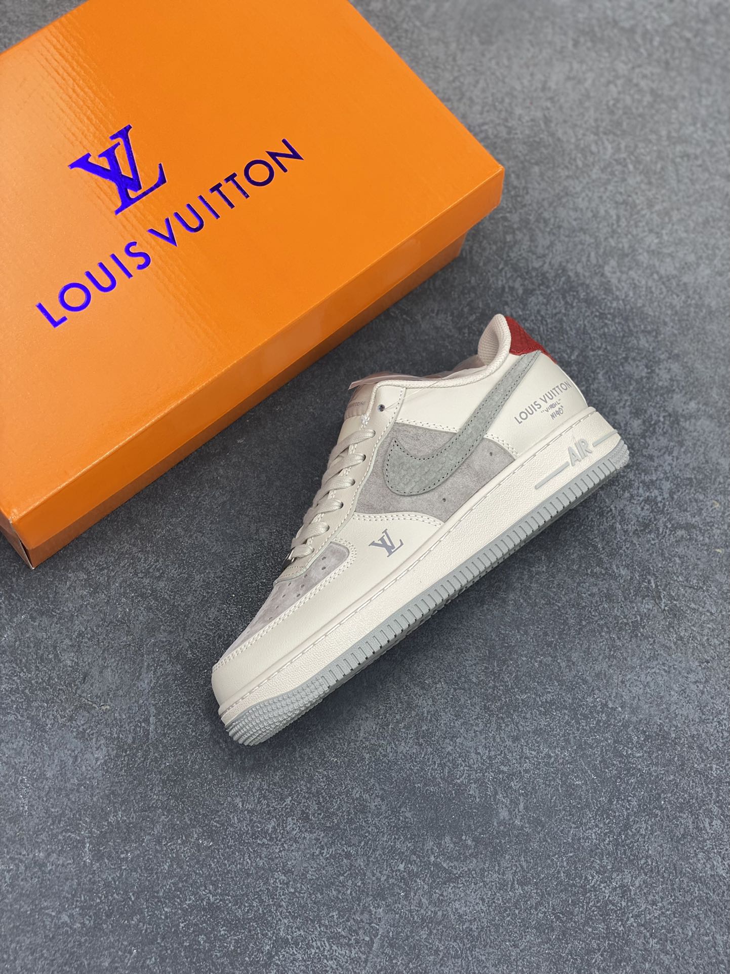 图片[7]-NIke Air Force 1 \’07 Low “LV联名——米灰蛇鳞勾”空军一号 低帮 运动鞋 休闲鞋 折边针车 工艺难度大 原楦头原纸板 原装鞋盒 定制五金配件 内置全掌气垫 原厂鞋底 货号：XX3168-130 尺码：36 36.5 37.5 38 38.5 39 40 40.5 41 42 42.5 43 44 44.5 45-选品中心