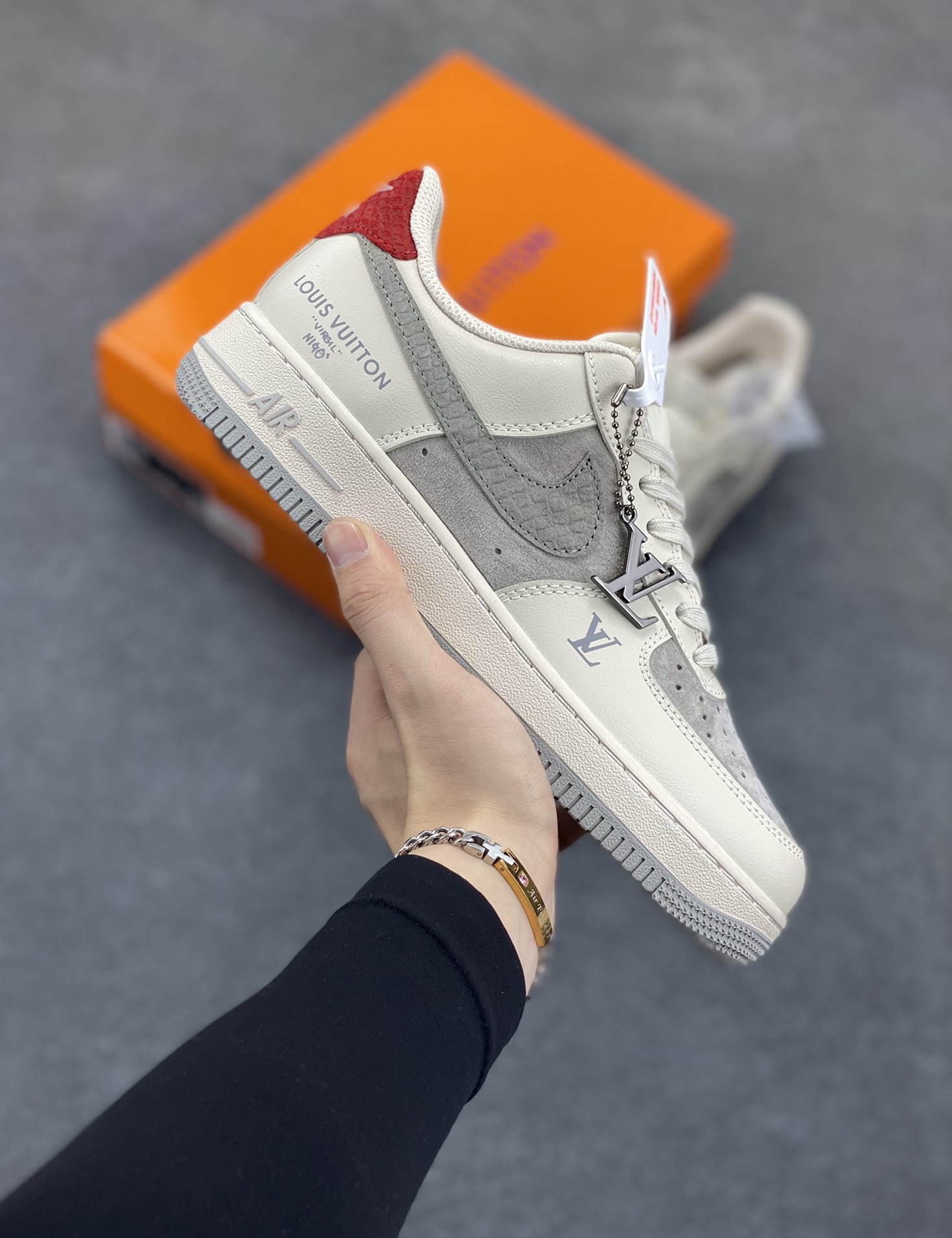 NIke Air Force 1 \’07 Low “LV联名——米灰蛇鳞勾”空军一号 低帮 运动鞋 休闲鞋 折边针车 工艺难度大 原楦头原纸板 原装鞋盒 定制五金配件 内置全掌气垫 原厂鞋底 货号:XX3168-130 尺码:36 36.5 37.5 38 38.5 39 40 40.5 41 42 42.5 43 44 44.5 45-选品中心