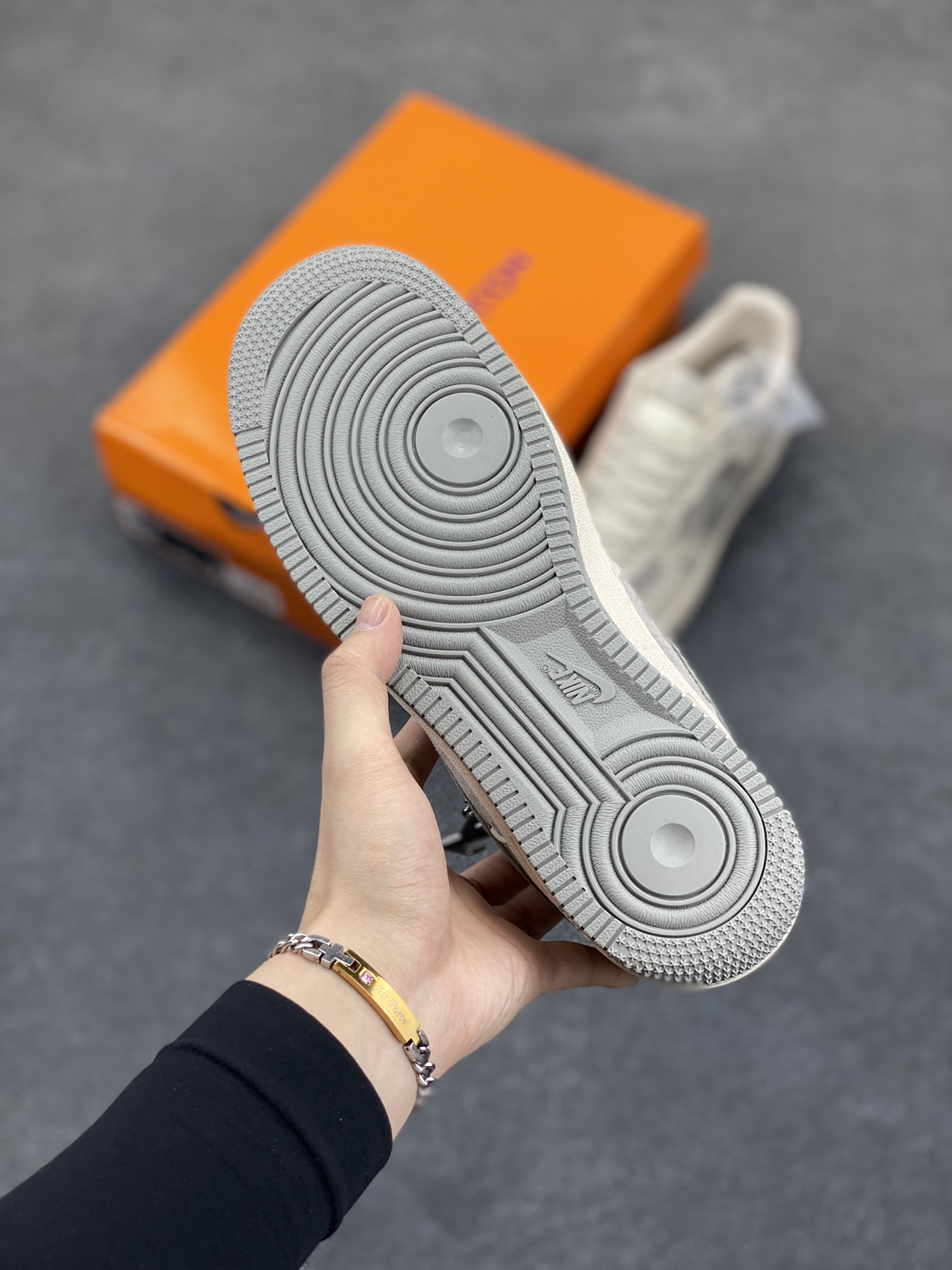 图片[5]-NIke Air Force 1 \’07 Low “LV联名——米灰蛇鳞勾”空军一号 低帮 运动鞋 休闲鞋 折边针车 工艺难度大 原楦头原纸板 原装鞋盒 定制五金配件 内置全掌气垫 原厂鞋底 货号：XX3168-130 尺码：36 36.5 37.5 38 38.5 39 40 40.5 41 42 42.5 43 44 44.5 45-选品中心
