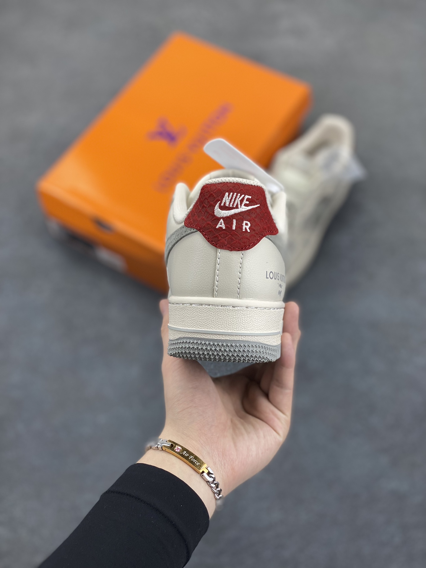 图片[4]-NIke Air Force 1 \’07 Low “LV联名——米灰蛇鳞勾”空军一号 低帮 运动鞋 休闲鞋 折边针车 工艺难度大 原楦头原纸板 原装鞋盒 定制五金配件 内置全掌气垫 原厂鞋底 货号：XX3168-130 尺码：36 36.5 37.5 38 38.5 39 40 40.5 41 42 42.5 43 44 44.5 45-选品中心