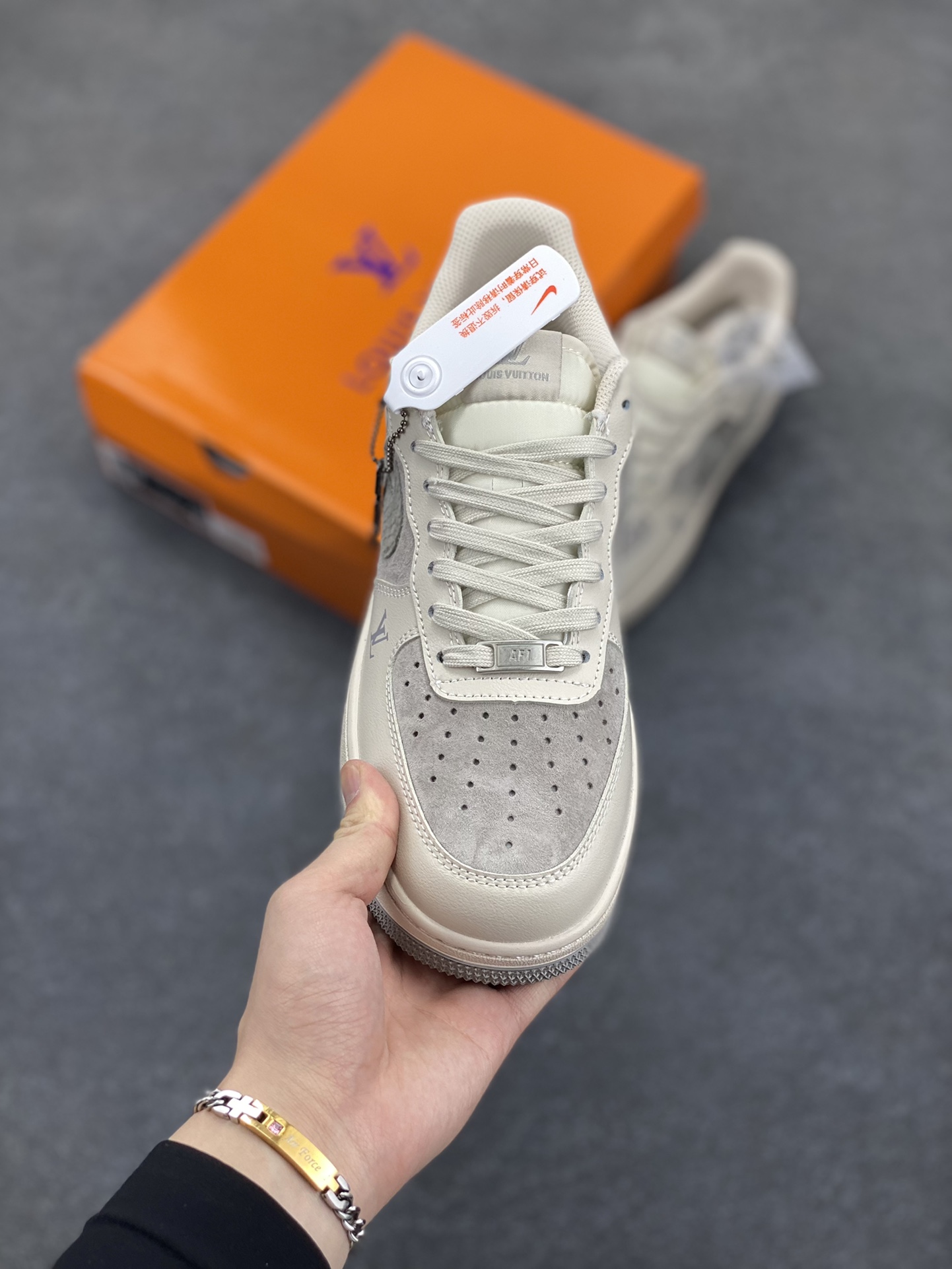图片[2]-NIke Air Force 1 \’07 Low “LV联名——米灰蛇鳞勾”空军一号 低帮 运动鞋 休闲鞋 折边针车 工艺难度大 原楦头原纸板 原装鞋盒 定制五金配件 内置全掌气垫 原厂鞋底 货号：XX3168-130 尺码：36 36.5 37.5 38 38.5 39 40 40.5 41 42 42.5 43 44 44.5 45-选品中心