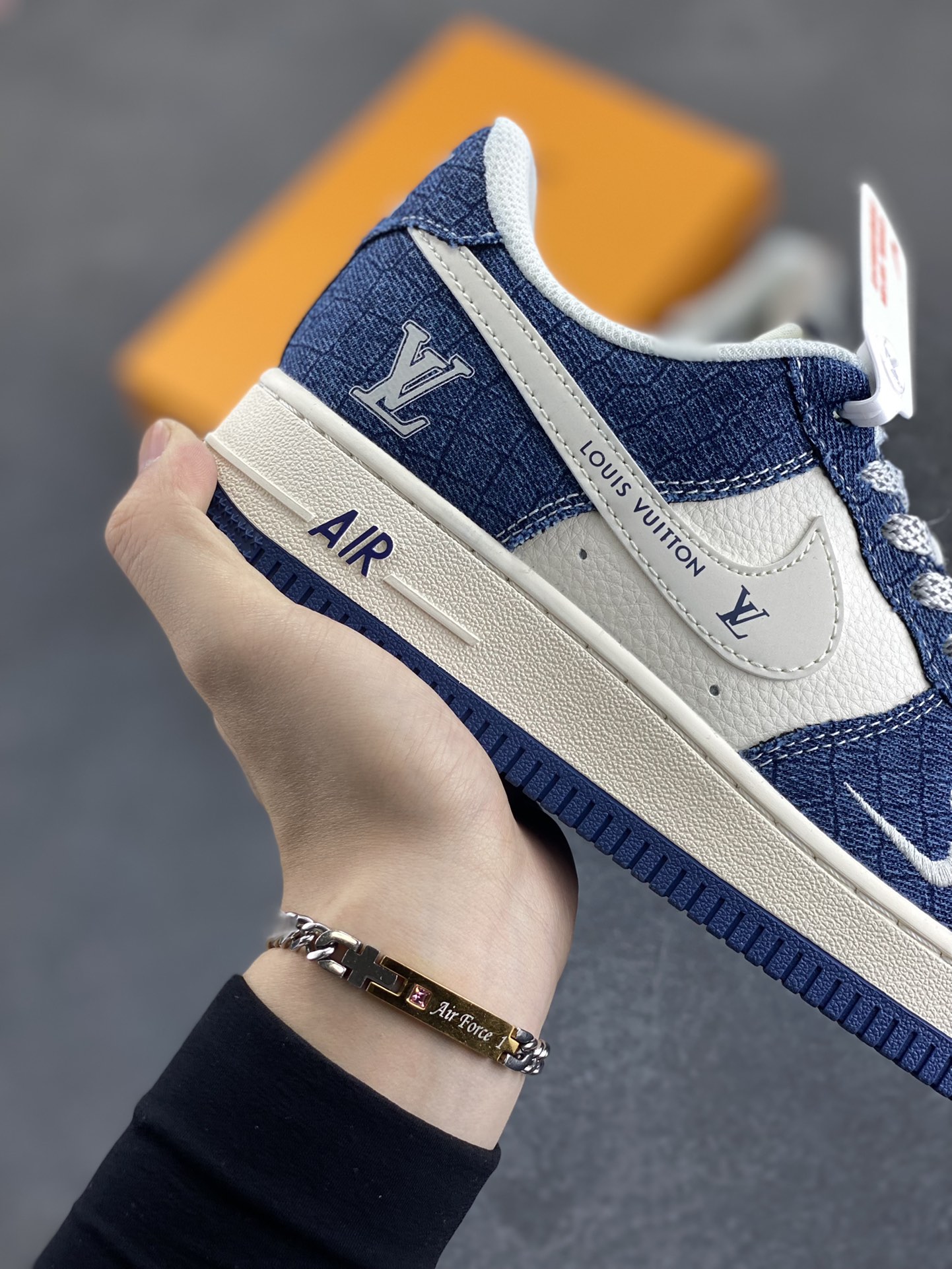 图片[6]-NIke Air Force 1 \’07 Low “LV联名——米蓝暗格”空军一号 低帮 运动鞋 休闲鞋 折边针车 工艺难度大 原楦头原纸板 原装鞋盒 定制五金配件 内置全掌气垫 原厂鞋底 货号：XS1958-551 尺码：36 36.5 37.5 38 38.5 39 40 40.5 41 42 42.5 43 44 44.5 45-选品中心