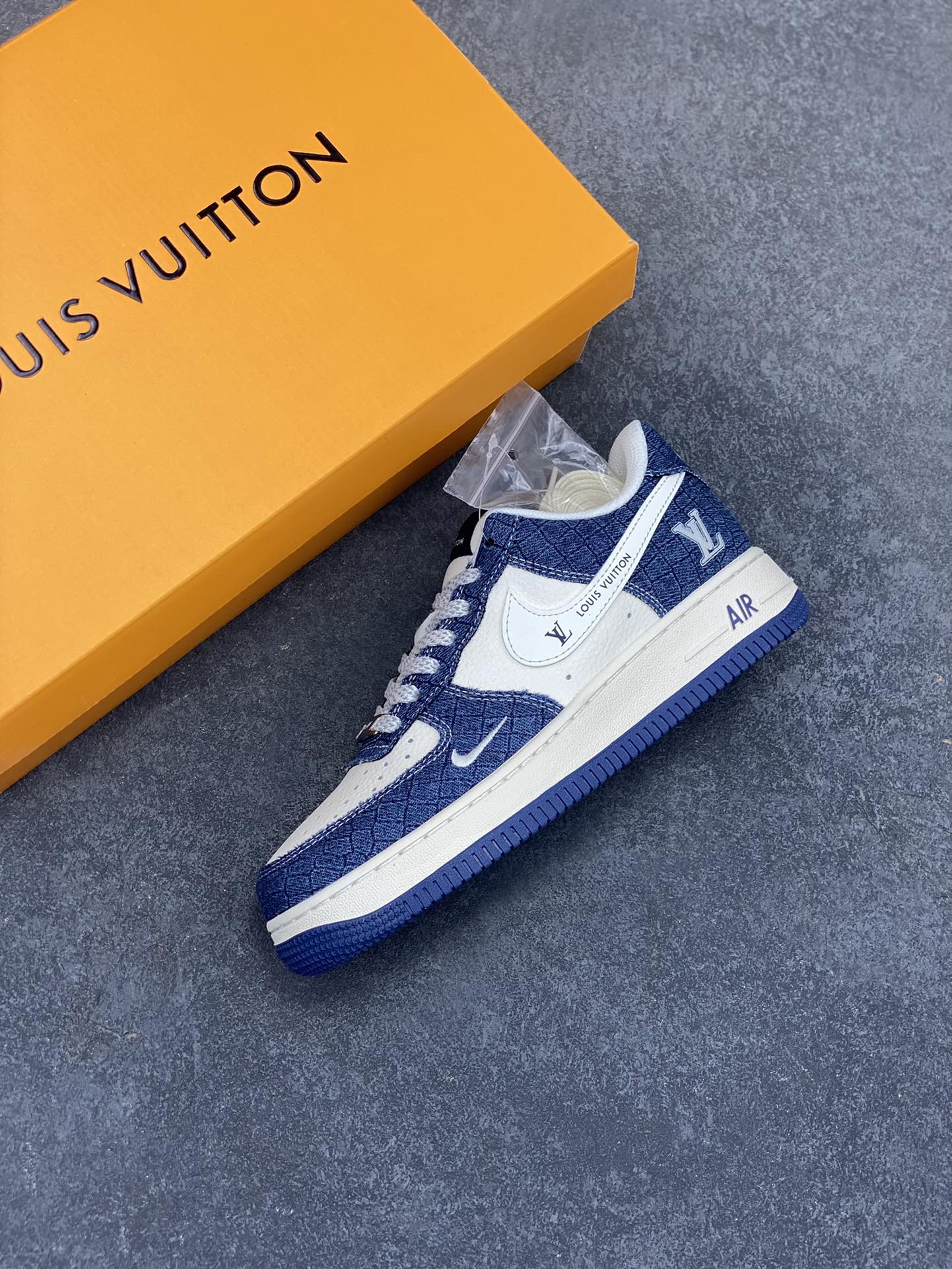 图片[7]-NIke Air Force 1 \’07 Low “LV联名——米蓝暗格”空军一号 低帮 运动鞋 休闲鞋 折边针车 工艺难度大 原楦头原纸板 原装鞋盒 定制五金配件 内置全掌气垫 原厂鞋底 货号：XS1958-551 尺码：36 36.5 37.5 38 38.5 39 40 40.5 41 42 42.5 43 44 44.5 45-选品中心