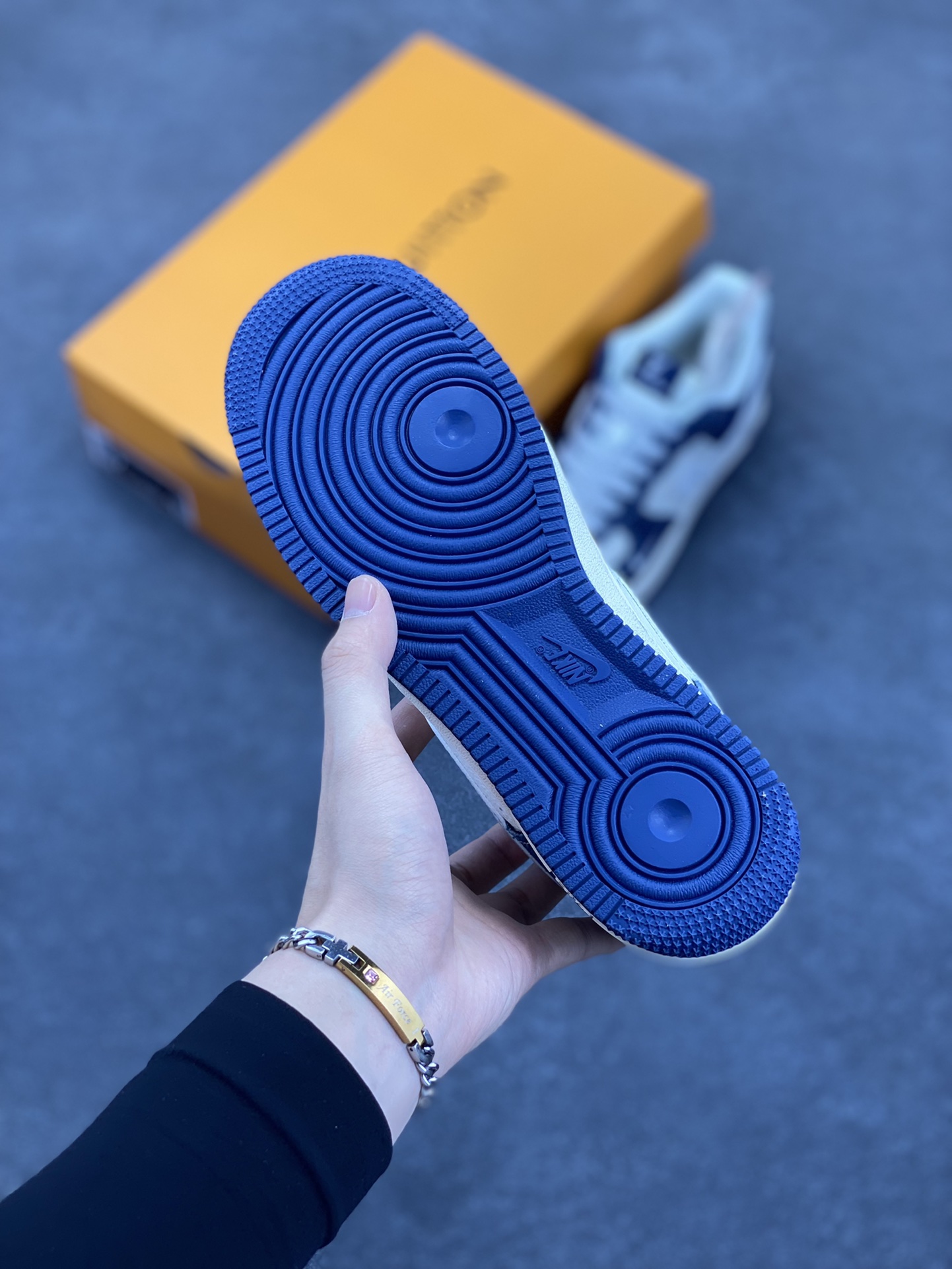 图片[5]-NIke Air Force 1 \’07 Low “LV联名——米蓝暗格”空军一号 低帮 运动鞋 休闲鞋 折边针车 工艺难度大 原楦头原纸板 原装鞋盒 定制五金配件 内置全掌气垫 原厂鞋底 货号：XS1958-551 尺码：36 36.5 37.5 38 38.5 39 40 40.5 41 42 42.5 43 44 44.5 45-选品中心