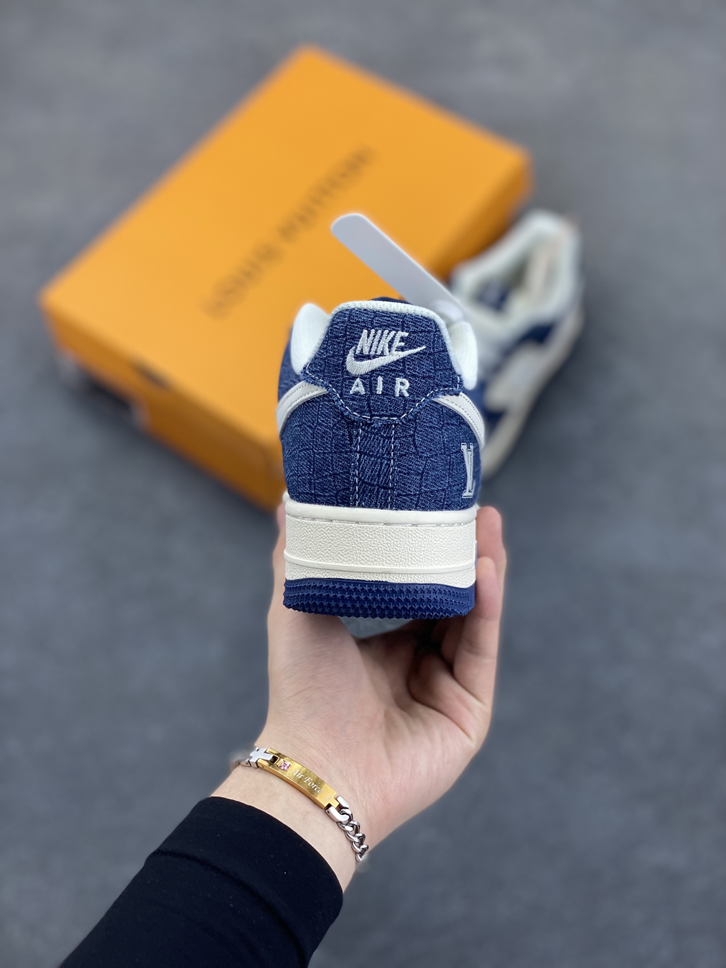 图片[4]-NIke Air Force 1 \’07 Low “LV联名——米蓝暗格”空军一号 低帮 运动鞋 休闲鞋 折边针车 工艺难度大 原楦头原纸板 原装鞋盒 定制五金配件 内置全掌气垫 原厂鞋底 货号：XS1958-551 尺码：36 36.5 37.5 38 38.5 39 40 40.5 41 42 42.5 43 44 44.5 45-选品中心