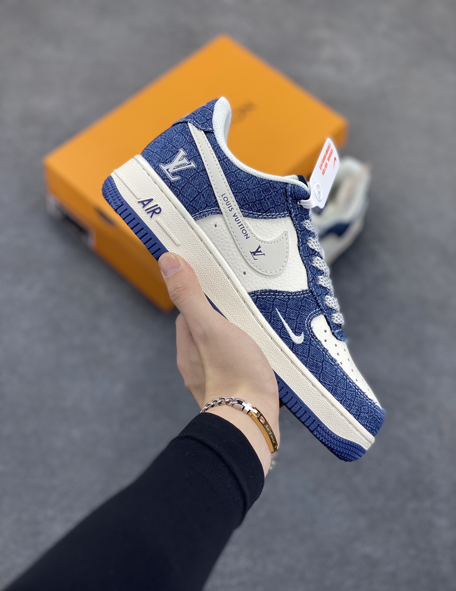 NIke Air Force 1 \’07 Low “LV联名——米蓝暗格”空军一号 低帮 运动鞋 休闲鞋 折边针车 工艺难度大 原楦头原纸板 原装鞋盒 定制五金配件 内置全掌气垫 原厂鞋底 货号:XS1958-551 尺码:36 36.5 37.5 38 38.5 39 40 40.5 41 42 42.5 43 44 44.5 45-选品中心