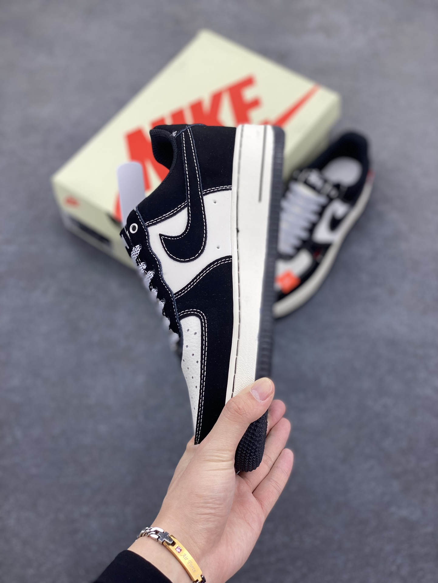 图片[3]-Nike Air Force 1 Low 空军一号低帮百搭休闲运动板鞋。柔软、弹性十足的缓震性能和出色的中底设计，横跨复古与现代的外型结合，造就出风靡全球三十多年的Force 1，直到今天还深受青睐。 货号：SJ6698-012 尺码：36 36.5 37.5 38 38.5 39 40 40.5 41 42 42.5 43 44 44.5 45-选品中心