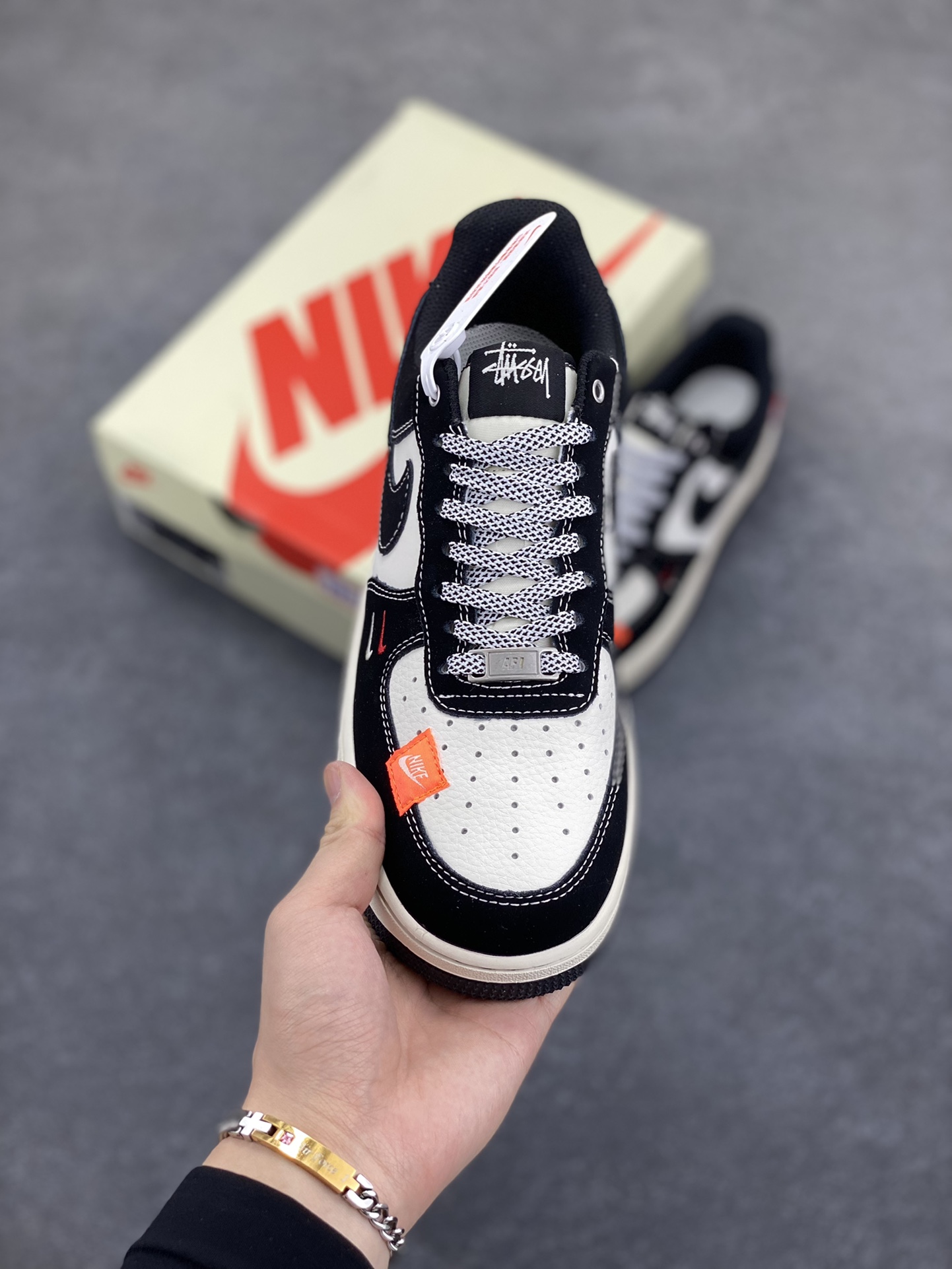 图片[2]-Nike Air Force 1 Low 空军一号低帮百搭休闲运动板鞋。柔软、弹性十足的缓震性能和出色的中底设计，横跨复古与现代的外型结合，造就出风靡全球三十多年的Force 1，直到今天还深受青睐。 货号：SJ6698-012 尺码：36 36.5 37.5 38 38.5 39 40 40.5 41 42 42.5 43 44 44.5 45-选品中心