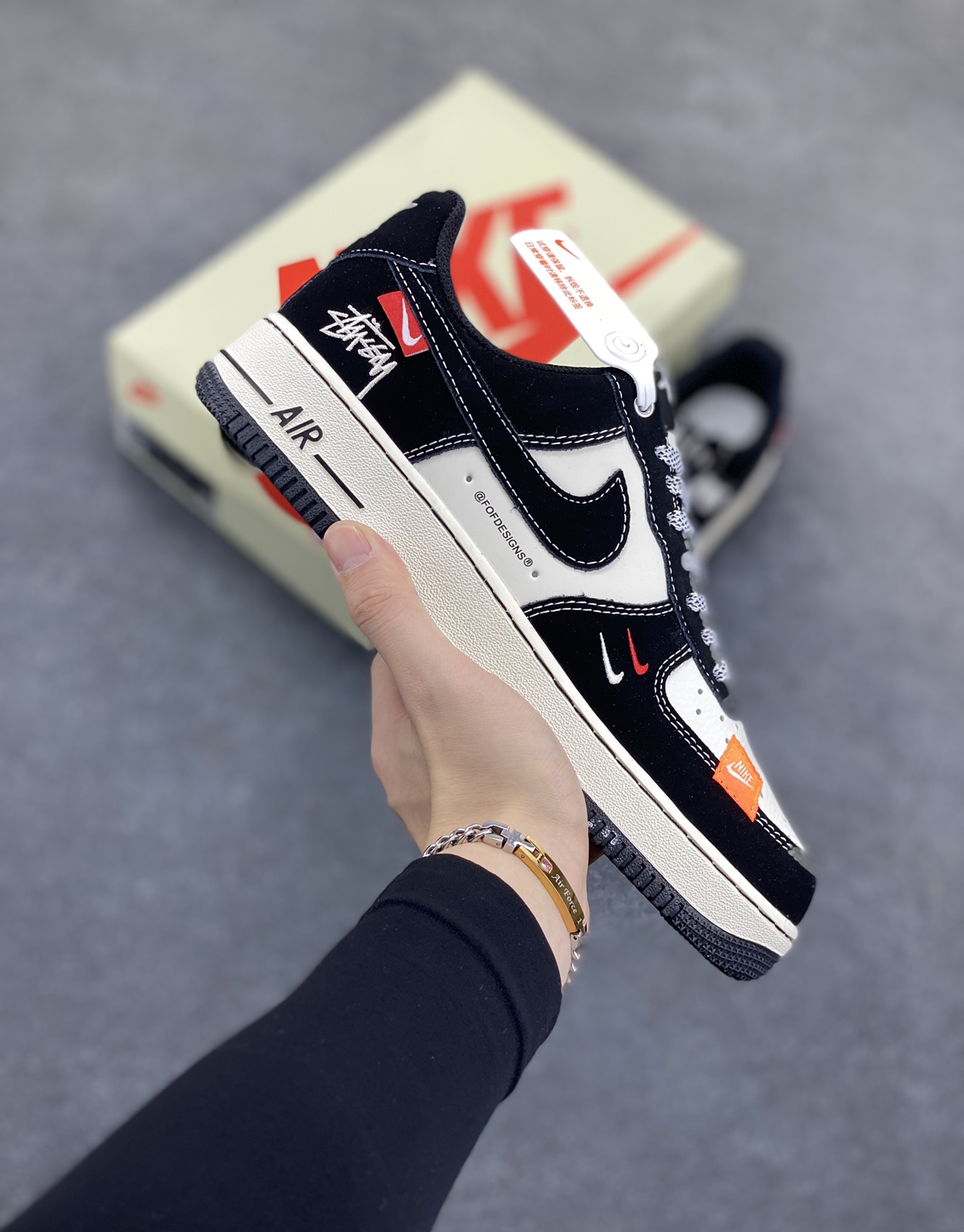 Nike Air Force 1 Low 空军一号低帮百搭休闲运动板鞋。柔软、弹性十足的缓震性能和出色的中底设计，横跨复古与现代的外型结合，造就出风靡全球三十多年的Force 1，直到今天还深受青睐。 货号：SJ6698-012 尺码：36 36.5 37.5 38 38.5 39 40 40.5 41 42 42.5 43 44 44.5 45-选品中心