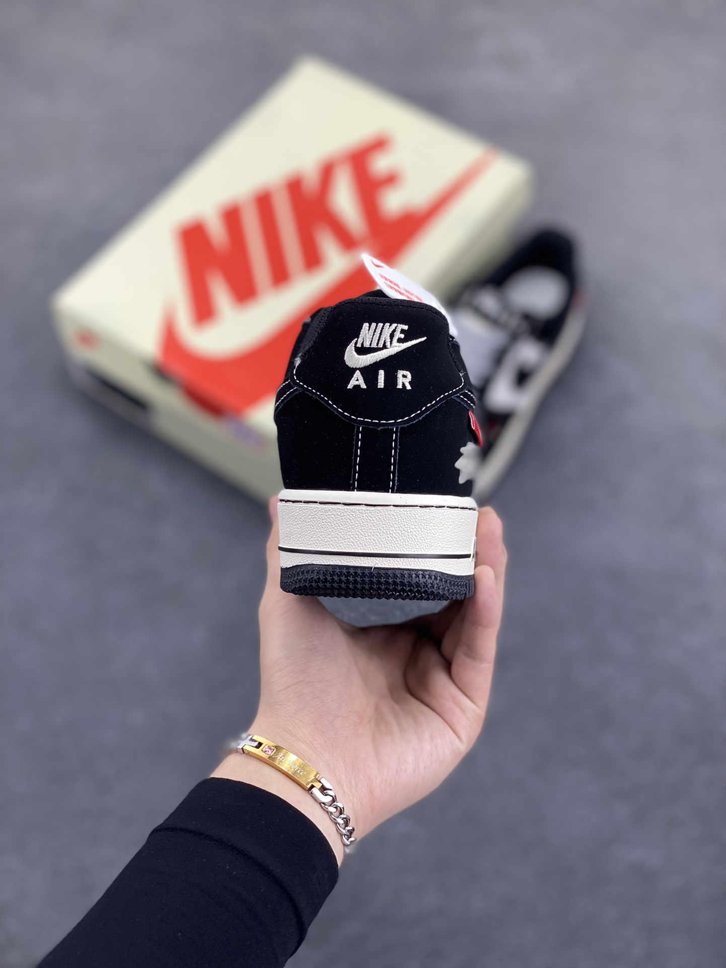 图片[4]-Nike Air Force 1 Low 空军一号低帮百搭休闲运动板鞋。柔软、弹性十足的缓震性能和出色的中底设计，横跨复古与现代的外型结合，造就出风靡全球三十多年的Force 1，直到今天还深受青睐。 货号：SJ6698-012 尺码：36 36.5 37.5 38 38.5 39 40 40.5 41 42 42.5 43 44 44.5 45-选品中心
