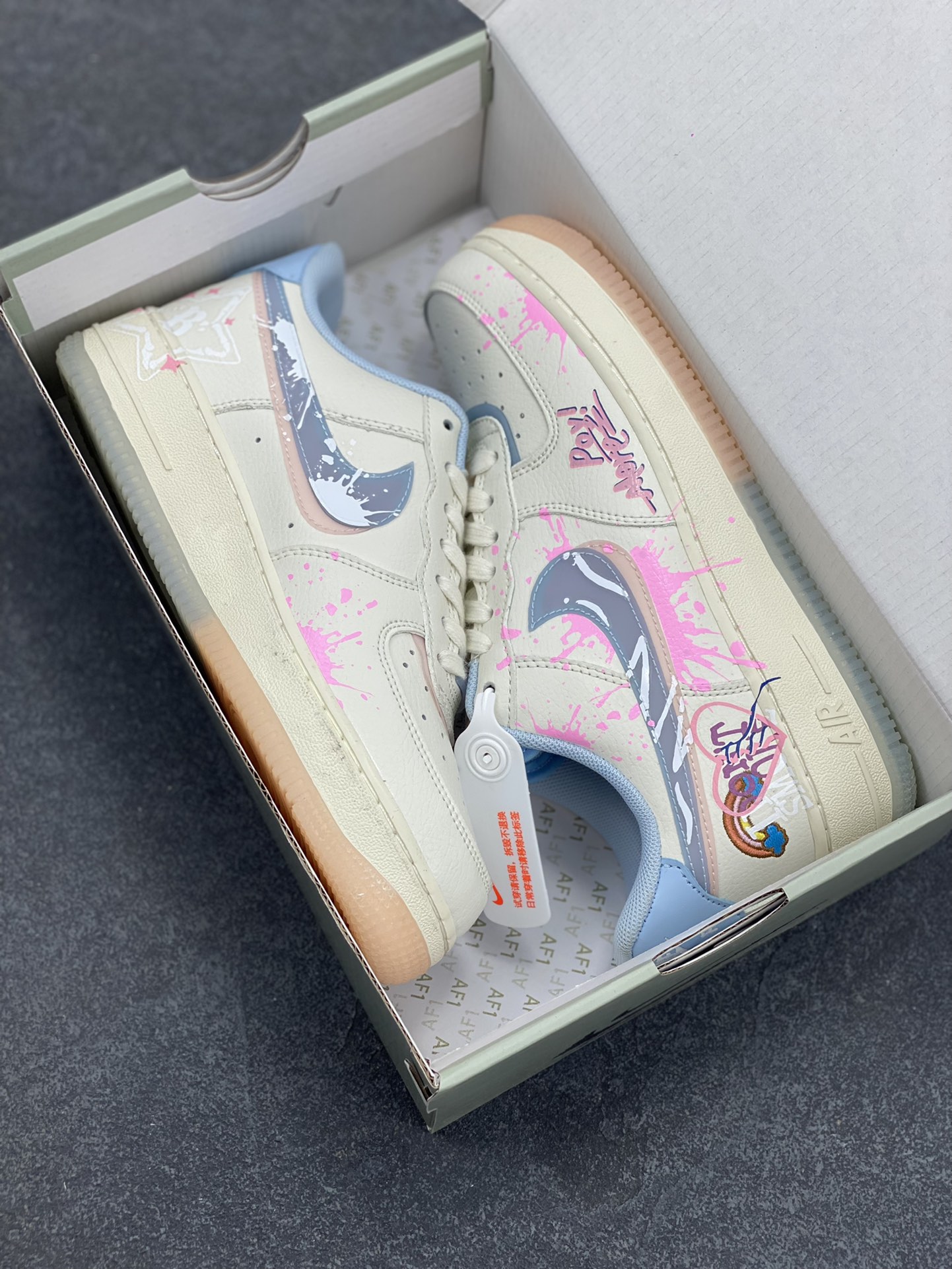 图片[9]-✨520系列限定 😻“粉蓝爱心”Nike Air Force 1 “Pink and Blue Love”空军一号定制低帮板鞋 粉蓝爱心，宛如一抹灵动的色彩魔法，将世间最柔和的粉色与最澄澈的蓝色完美相融。粉色，是春日里绽放的樱花，带着浪漫与温柔，诉说着心底的柔情蜜意；蓝色，似无垠的天空与深邃的海洋，蕴含着宁静与梦幻，承载着无尽的遐想 货号：CW1574-058 尺码：36 36.5 37.5 38 38.5 39 40 40.5 41 42 42.5 43 44 44.5 45-选品中心