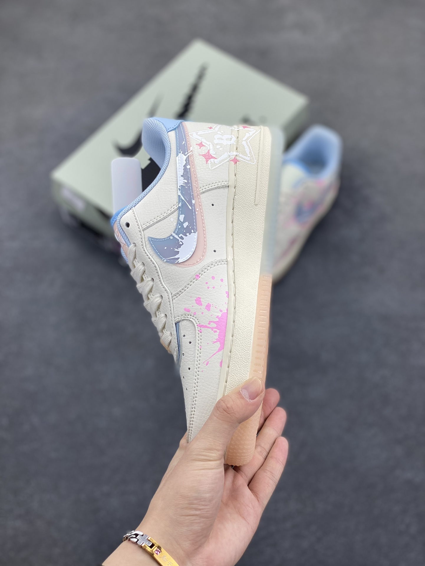 图片[3]-✨520系列限定 😻“粉蓝爱心”Nike Air Force 1 “Pink and Blue Love”空军一号定制低帮板鞋 粉蓝爱心，宛如一抹灵动的色彩魔法，将世间最柔和的粉色与最澄澈的蓝色完美相融。粉色，是春日里绽放的樱花，带着浪漫与温柔，诉说着心底的柔情蜜意；蓝色，似无垠的天空与深邃的海洋，蕴含着宁静与梦幻，承载着无尽的遐想 货号：CW1574-058 尺码：36 36.5 37.5 38 38.5 39 40 40.5 41 42 42.5 43 44 44.5 45-选品中心