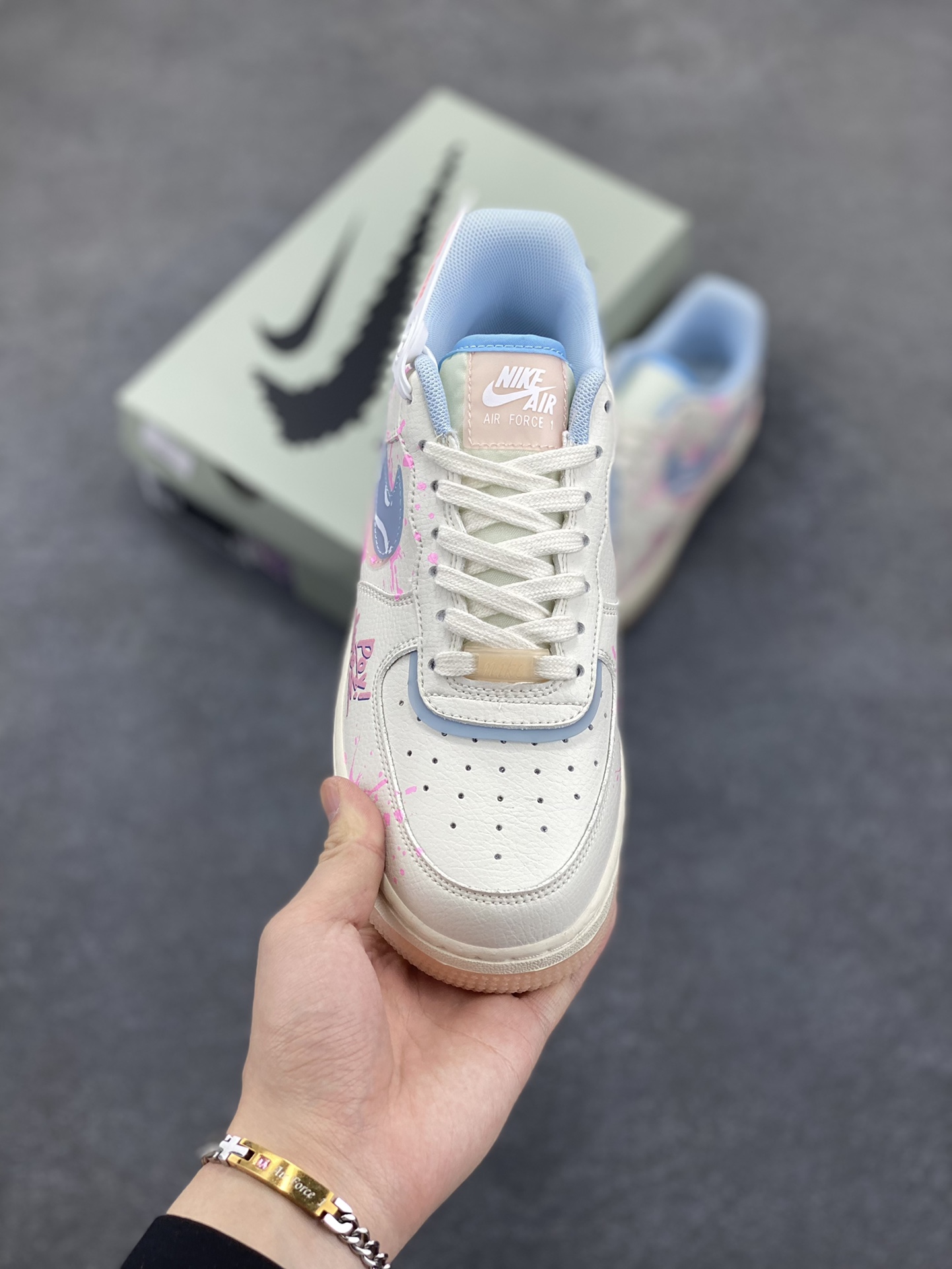 图片[2]-✨520系列限定 😻“粉蓝爱心”Nike Air Force 1 “Pink and Blue Love”空军一号定制低帮板鞋 粉蓝爱心，宛如一抹灵动的色彩魔法，将世间最柔和的粉色与最澄澈的蓝色完美相融。粉色，是春日里绽放的樱花，带着浪漫与温柔，诉说着心底的柔情蜜意；蓝色，似无垠的天空与深邃的海洋，蕴含着宁静与梦幻，承载着无尽的遐想 货号：CW1574-058 尺码：36 36.5 37.5 38 38.5 39 40 40.5 41 42 42.5 43 44 44.5 45-选品中心