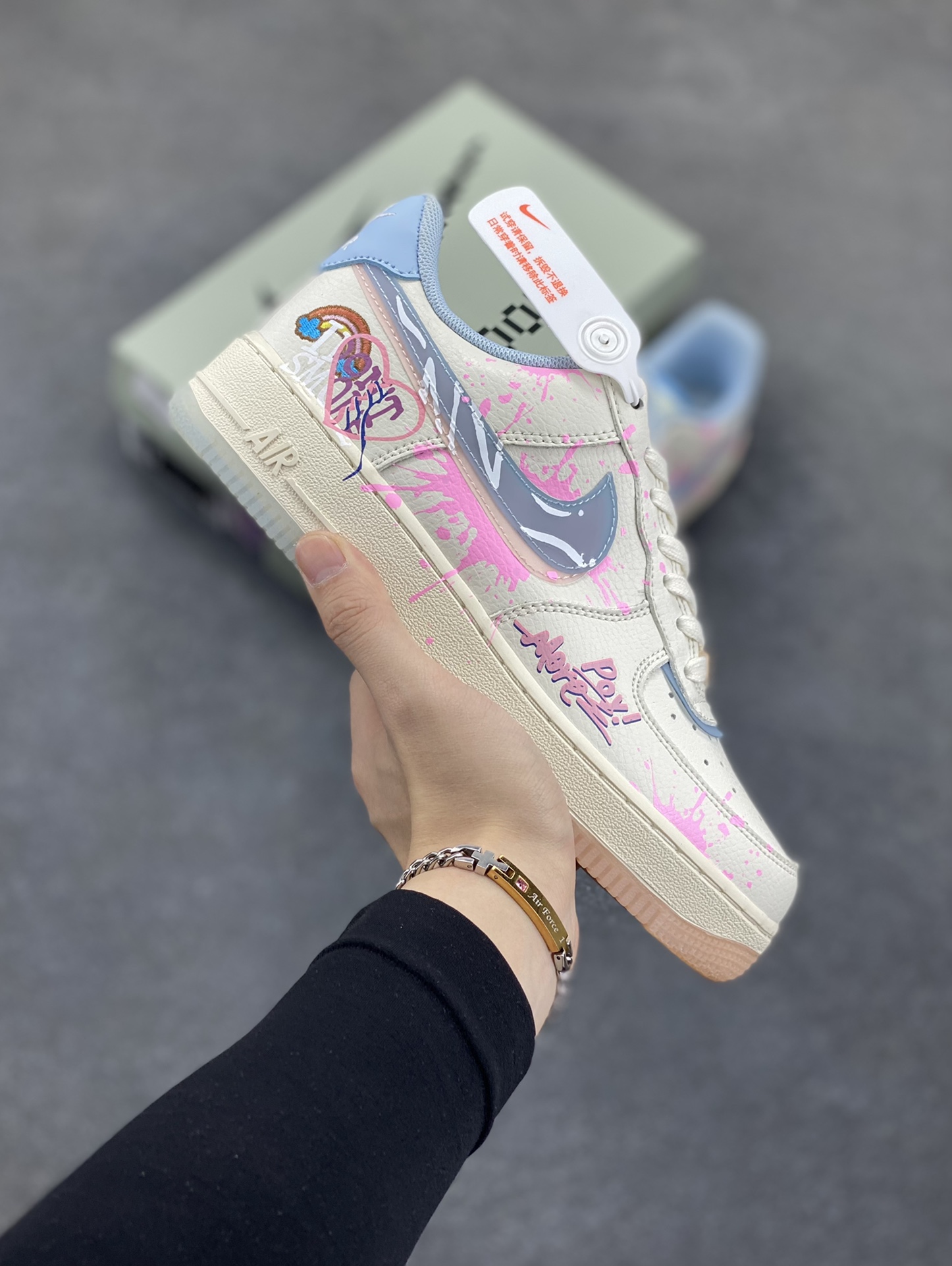 ✨520系列限定 😻“粉蓝爱心”Nike Air Force 1 “Pink and Blue Love”空军一号定制低帮板鞋 粉蓝爱心，宛如一抹灵动的色彩魔法，将世间最柔和的粉色与最澄澈的蓝色完美相融。粉色，是春日里绽放的樱花，带着浪漫与温柔，诉说着心底的柔情蜜意；蓝色，似无垠的天空与深邃的海洋，蕴含着宁静与梦幻，承载着无尽的遐想 货号：CW1574-058 尺码：36 36.5 37.5 38 38.5 39 40 40.5 41 42 42.5 43 44 44.5 45-选品中心