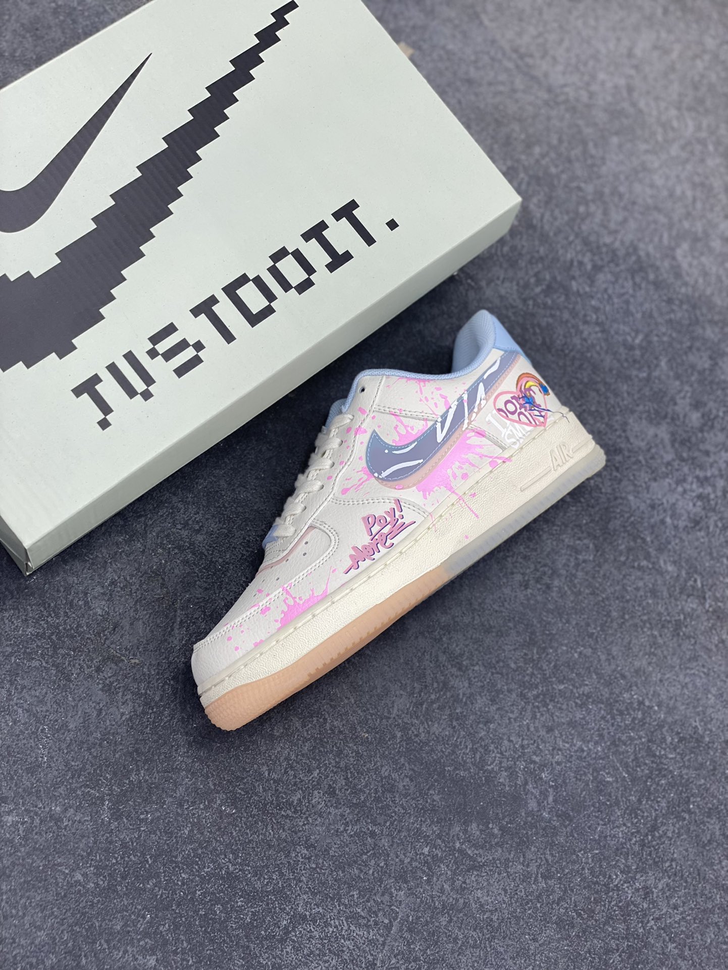 图片[7]-✨520系列限定 😻“粉蓝爱心”Nike Air Force 1 “Pink and Blue Love”空军一号定制低帮板鞋 粉蓝爱心，宛如一抹灵动的色彩魔法，将世间最柔和的粉色与最澄澈的蓝色完美相融。粉色，是春日里绽放的樱花，带着浪漫与温柔，诉说着心底的柔情蜜意；蓝色，似无垠的天空与深邃的海洋，蕴含着宁静与梦幻，承载着无尽的遐想 货号：CW1574-058 尺码：36 36.5 37.5 38 38.5 39 40 40.5 41 42 42.5 43 44 44.5 45-选品中心