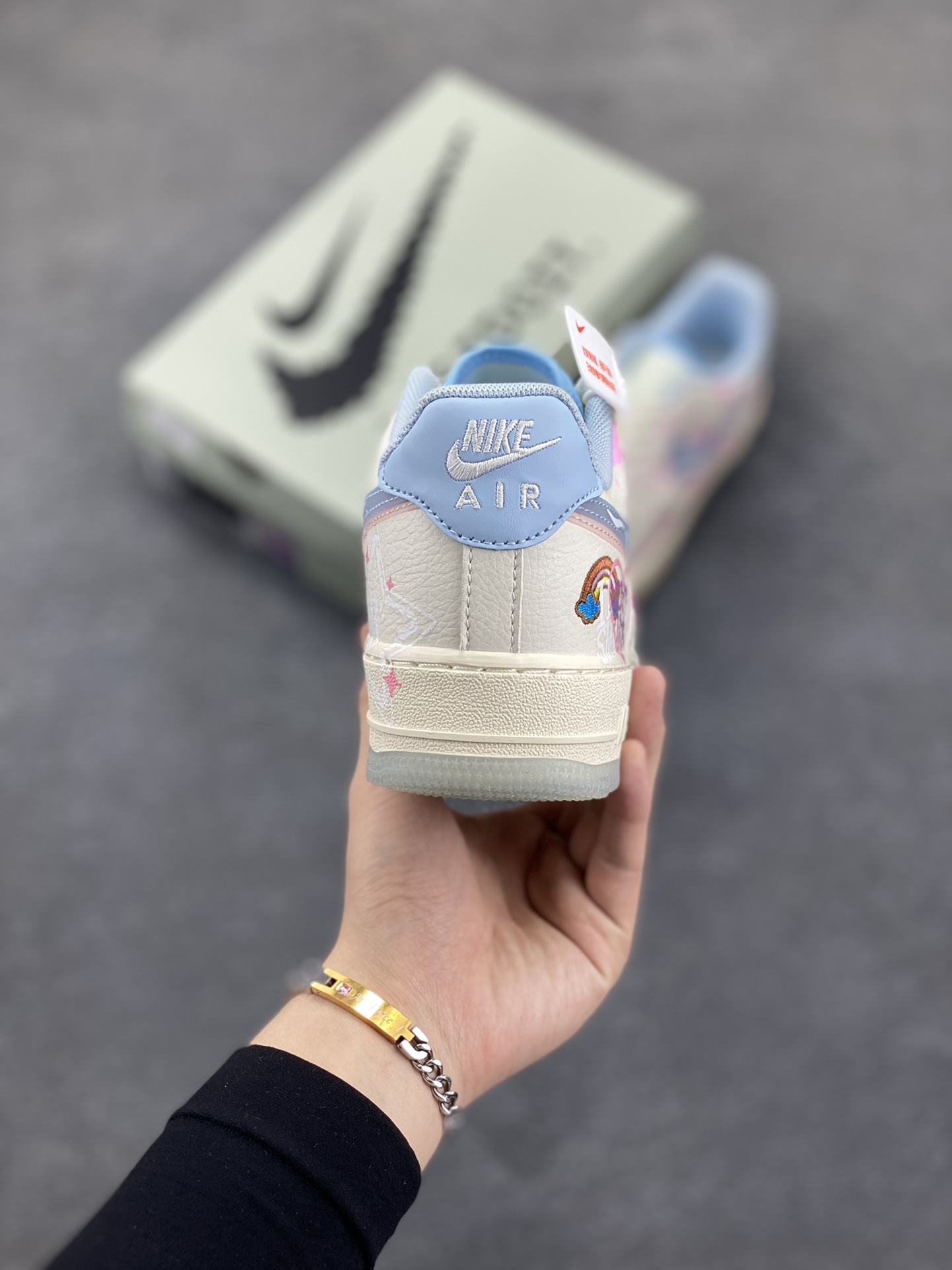 图片[4]-✨520系列限定 😻“粉蓝爱心”Nike Air Force 1 “Pink and Blue Love”空军一号定制低帮板鞋 粉蓝爱心，宛如一抹灵动的色彩魔法，将世间最柔和的粉色与最澄澈的蓝色完美相融。粉色，是春日里绽放的樱花，带着浪漫与温柔，诉说着心底的柔情蜜意；蓝色，似无垠的天空与深邃的海洋，蕴含着宁静与梦幻，承载着无尽的遐想 货号：CW1574-058 尺码：36 36.5 37.5 38 38.5 39 40 40.5 41 42 42.5 43 44 44.5 45-选品中心