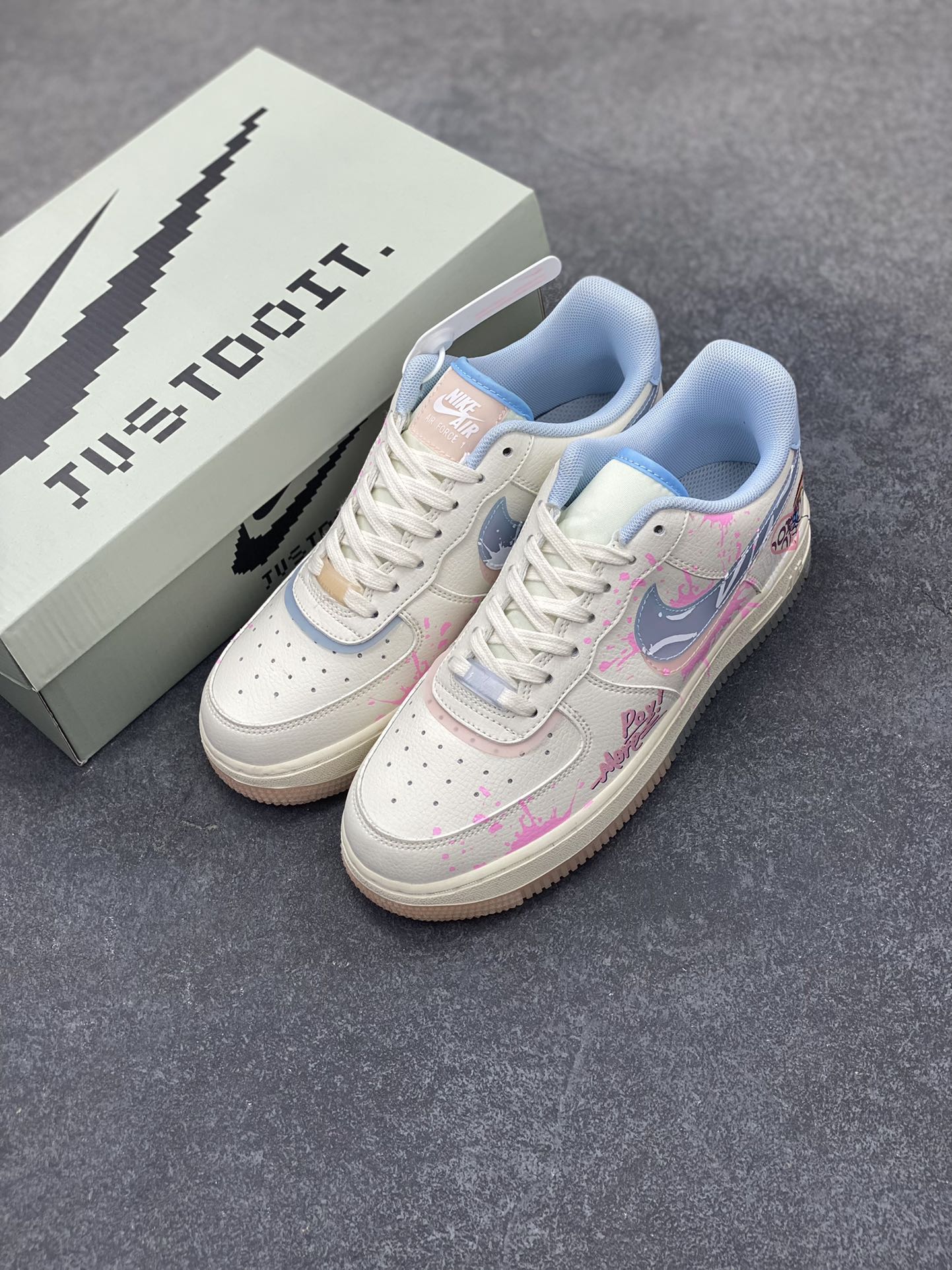 图片[8]-✨520系列限定 😻“粉蓝爱心”Nike Air Force 1 “Pink and Blue Love”空军一号定制低帮板鞋 粉蓝爱心，宛如一抹灵动的色彩魔法，将世间最柔和的粉色与最澄澈的蓝色完美相融。粉色，是春日里绽放的樱花，带着浪漫与温柔，诉说着心底的柔情蜜意；蓝色，似无垠的天空与深邃的海洋，蕴含着宁静与梦幻，承载着无尽的遐想 货号：CW1574-058 尺码：36 36.5 37.5 38 38.5 39 40 40.5 41 42 42.5 43 44 44.5 45-选品中心