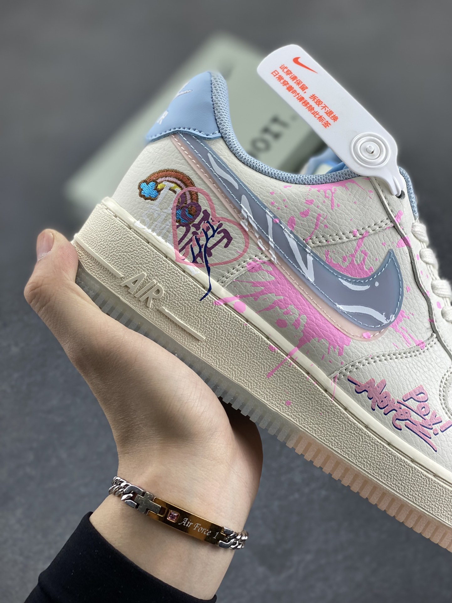图片[6]-✨520系列限定 😻“粉蓝爱心”Nike Air Force 1 “Pink and Blue Love”空军一号定制低帮板鞋 粉蓝爱心，宛如一抹灵动的色彩魔法，将世间最柔和的粉色与最澄澈的蓝色完美相融。粉色，是春日里绽放的樱花，带着浪漫与温柔，诉说着心底的柔情蜜意；蓝色，似无垠的天空与深邃的海洋，蕴含着宁静与梦幻，承载着无尽的遐想 货号：CW1574-058 尺码：36 36.5 37.5 38 38.5 39 40 40.5 41 42 42.5 43 44 44.5 45-选品中心